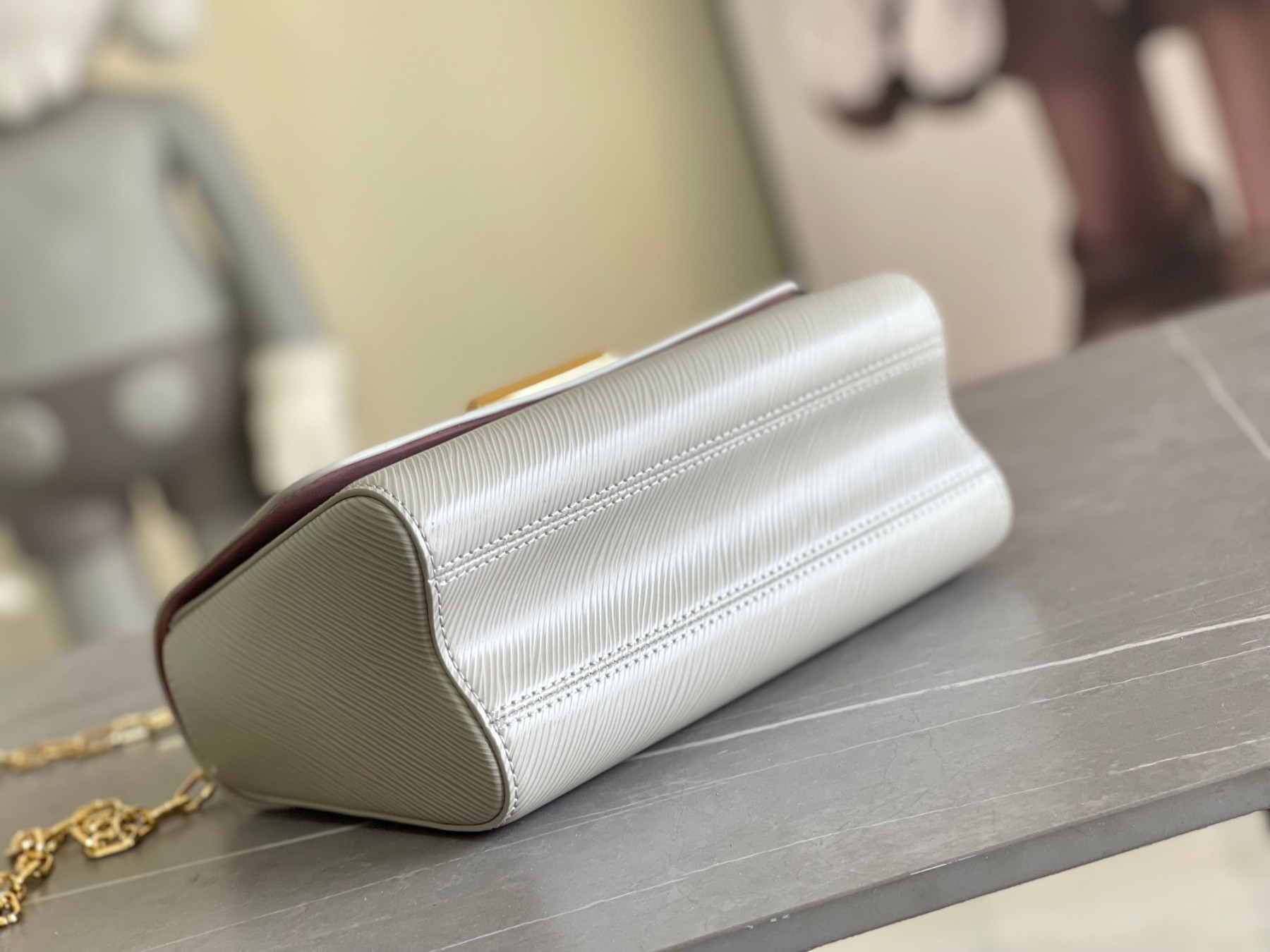 L0vis Vvtt0n Twist MM white 9.1 x 6.7 x 3.7 inches