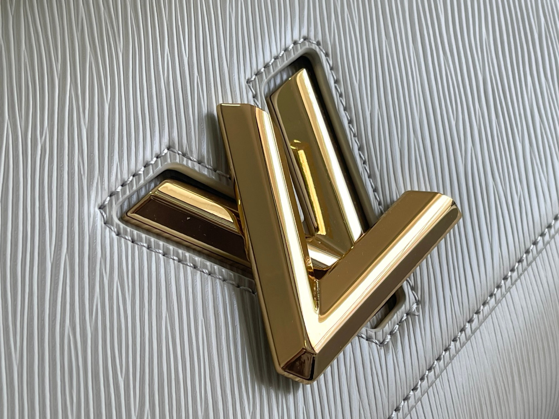 L0vis Vvtt0n Twist MM white 9.1 x 6.7 x 3.7 inches