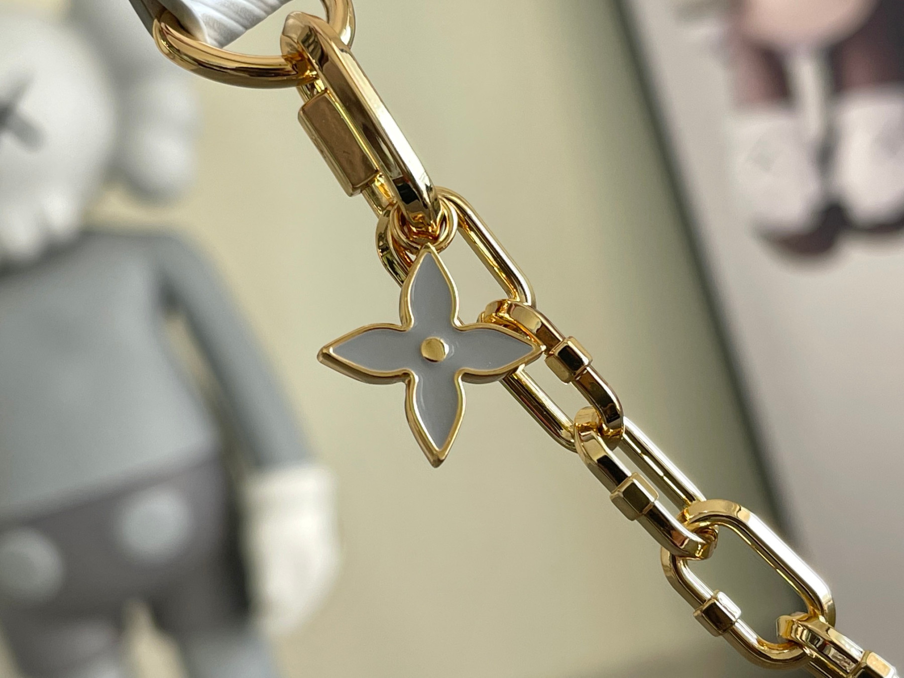 L0vis Vvtt0n Twist MM white 9.1 x 6.7 x 3.7 inches