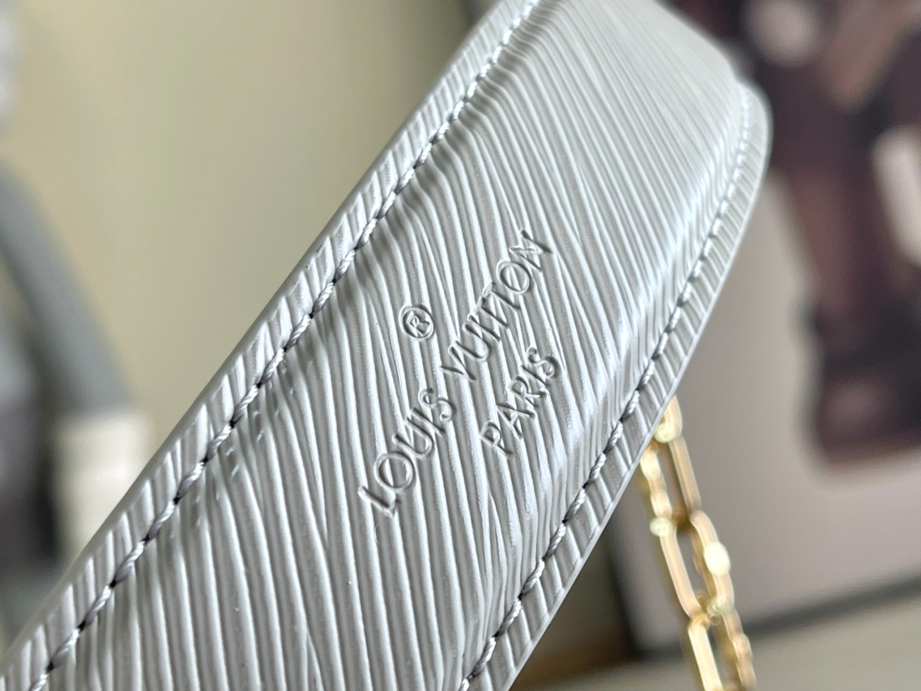 L0vis Vvtt0n Twist MM white 9.1 x 6.7 x 3.7 inches