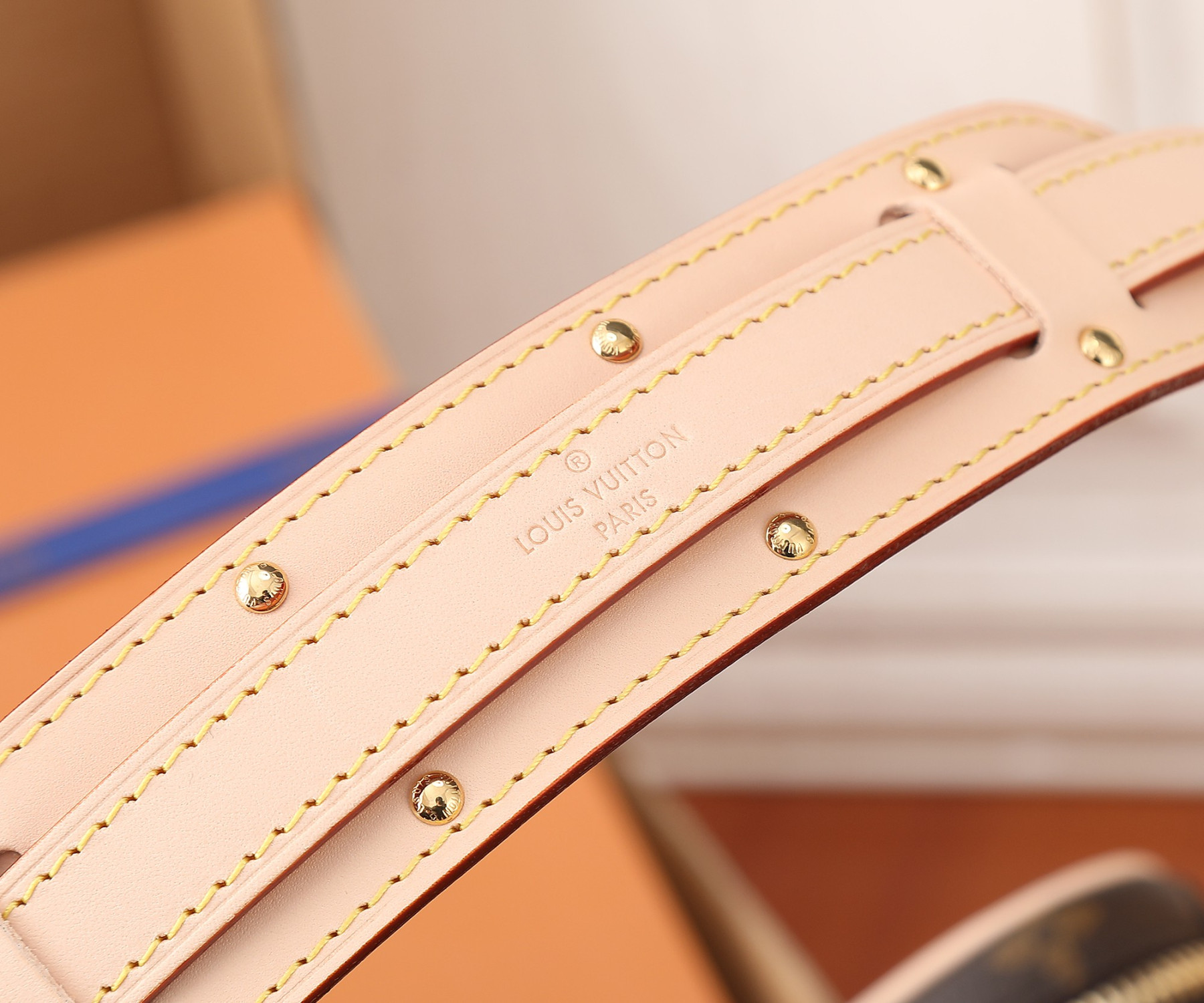 L0vis Vvtt0n M46828 Croissant MM 9.8 x 5.9 x 2 inches