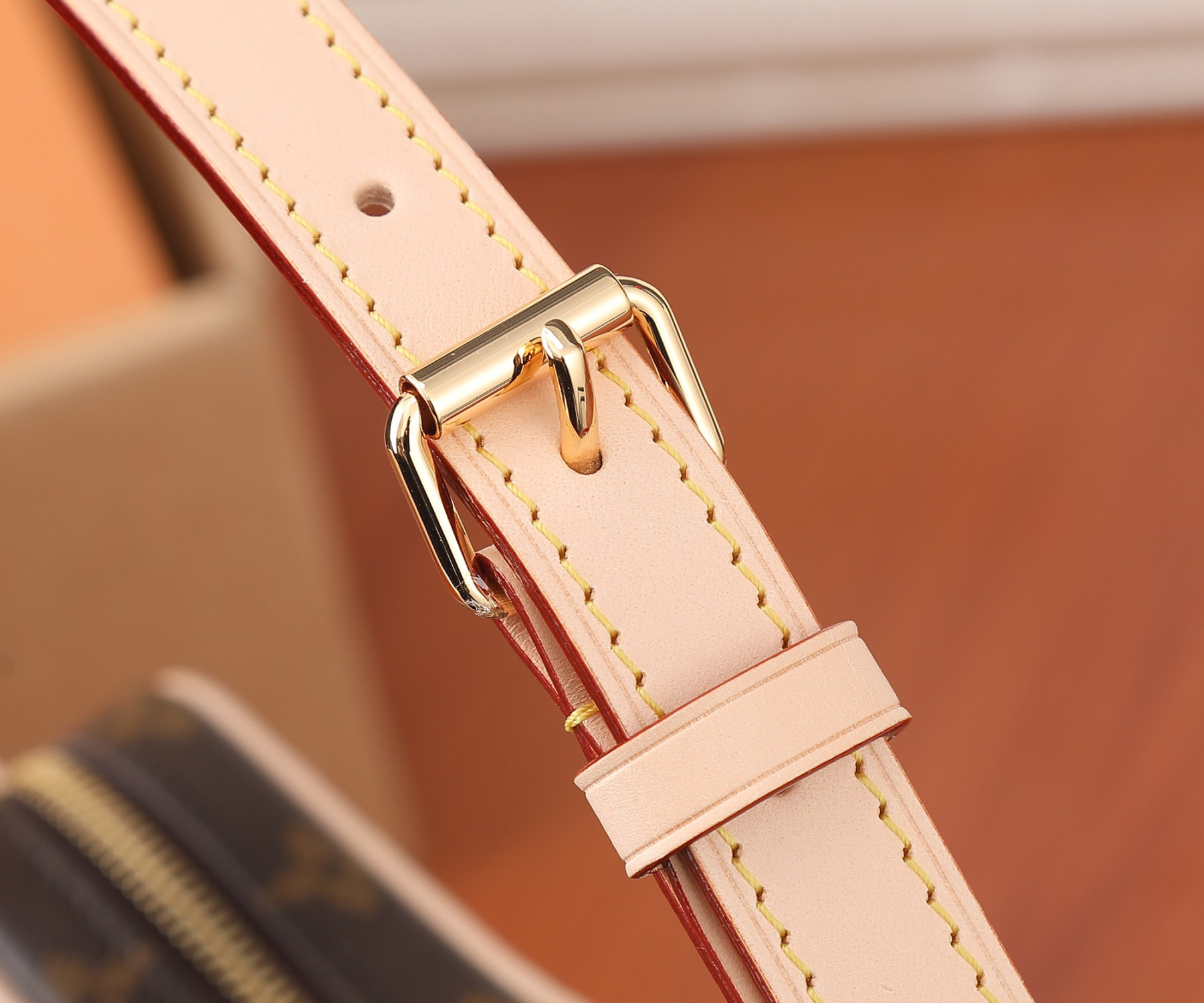 L0vis Vvtt0n M46828 Croissant MM 9.8 x 5.9 x 2 inches