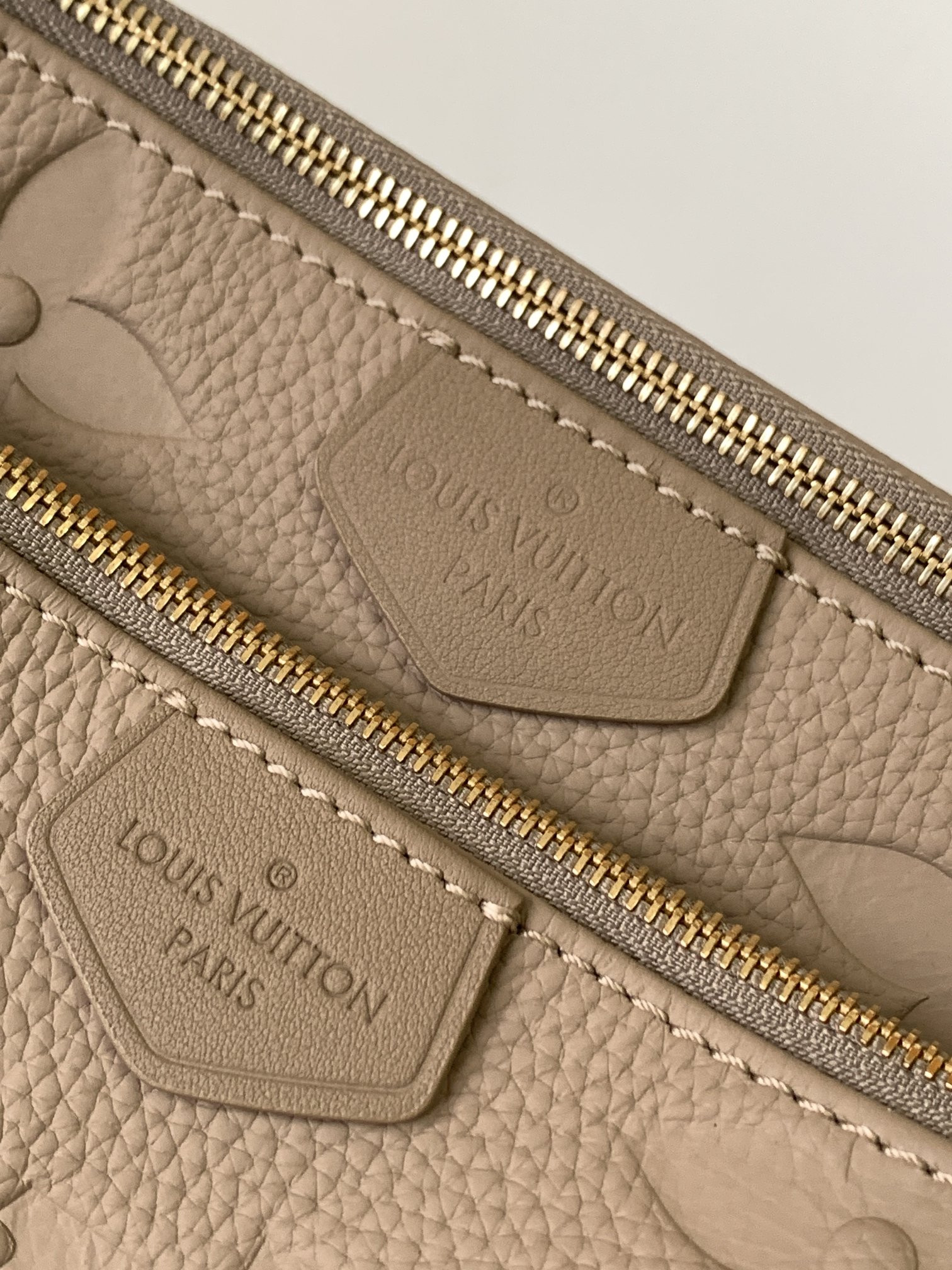 L0vis Vvtt0n Multi Pochette Accessoires Gray 9.4 x 5.3 x 1.6 inches