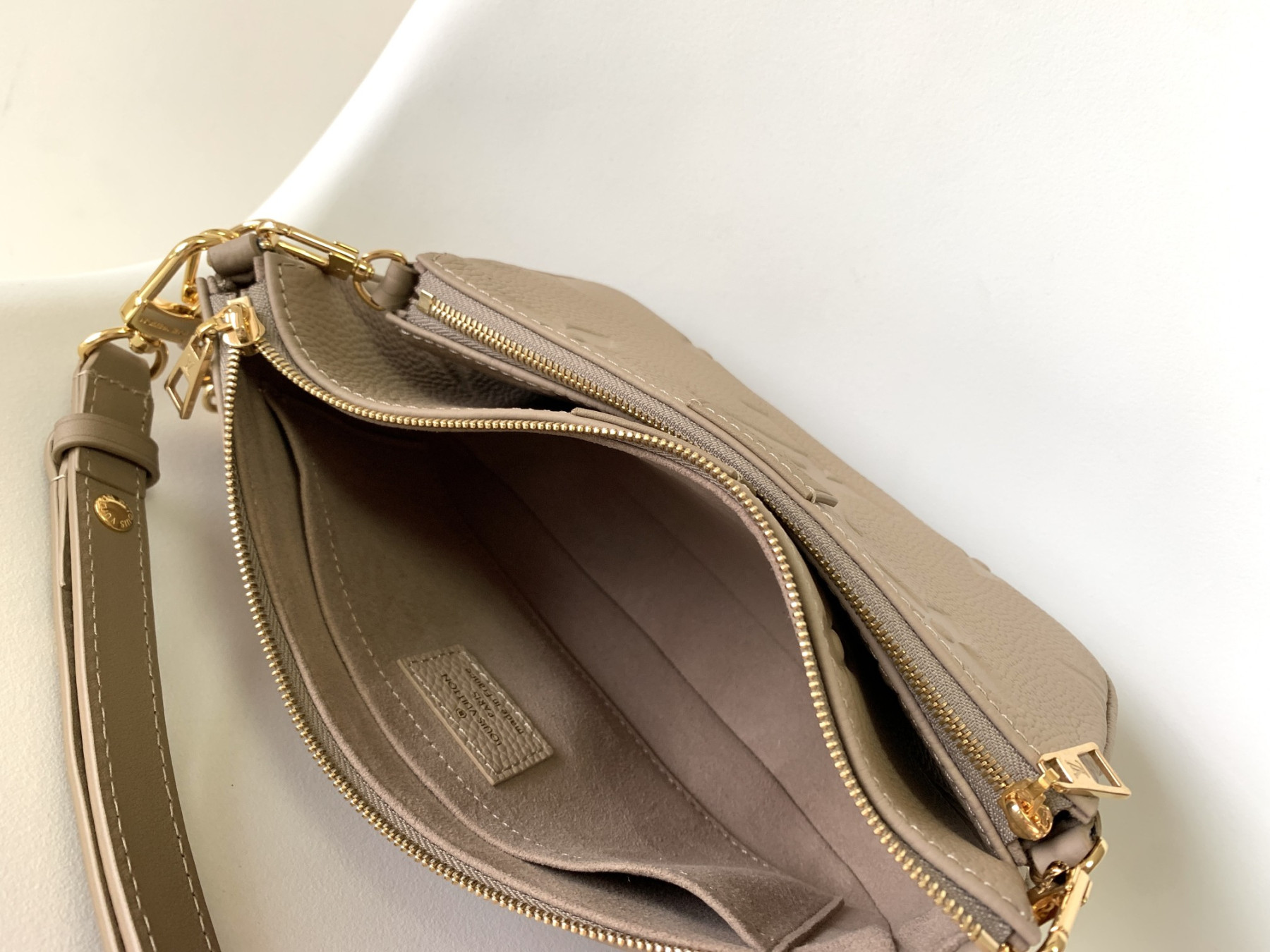 L0vis Vvtt0n Multi Pochette Accessoires Gray 9.4 x 5.3 x 1.6 inches