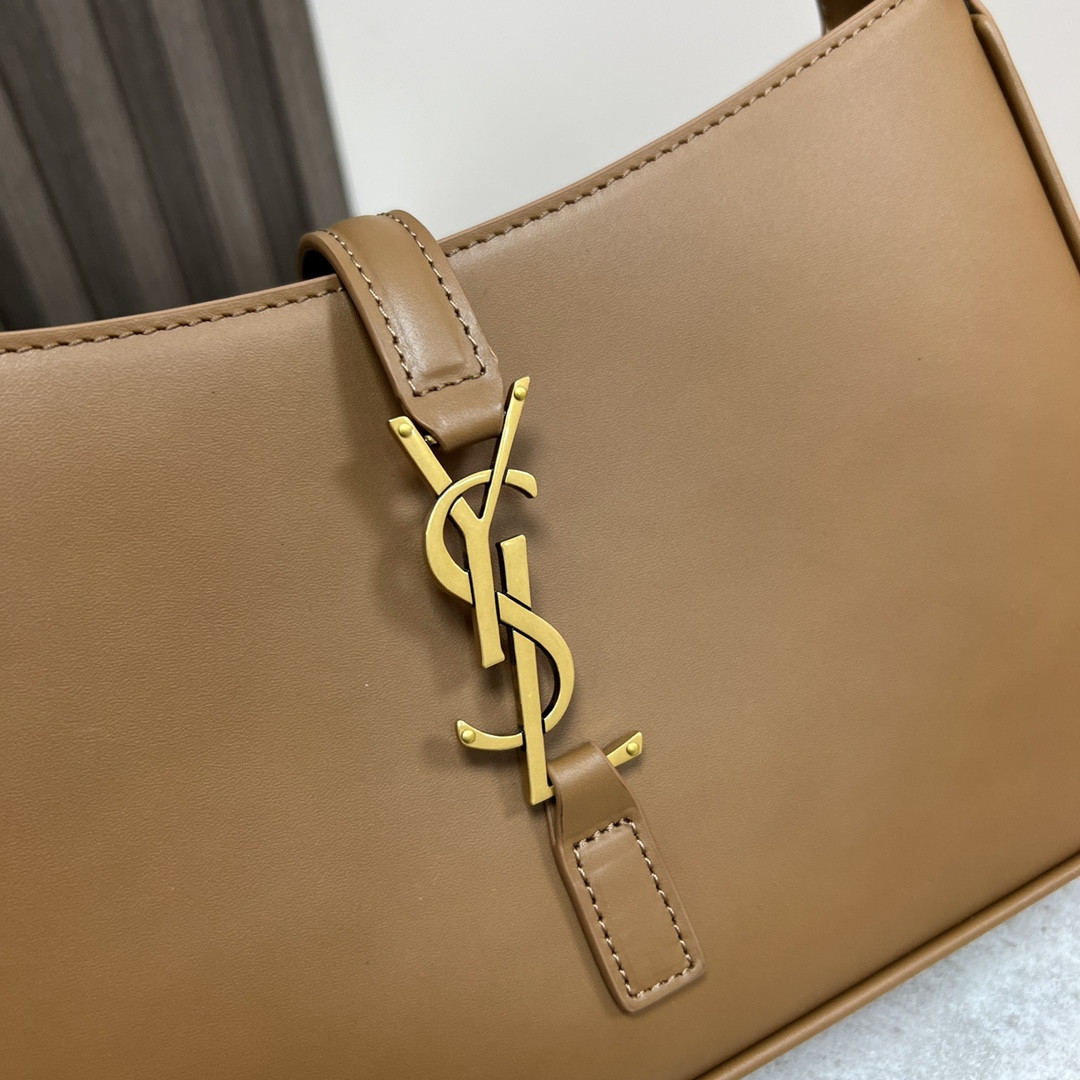 Y51 LE 5 À 7 IN SMOOTH LEATHER COFFEE 9 X 6.3 X 2.5 INCHES