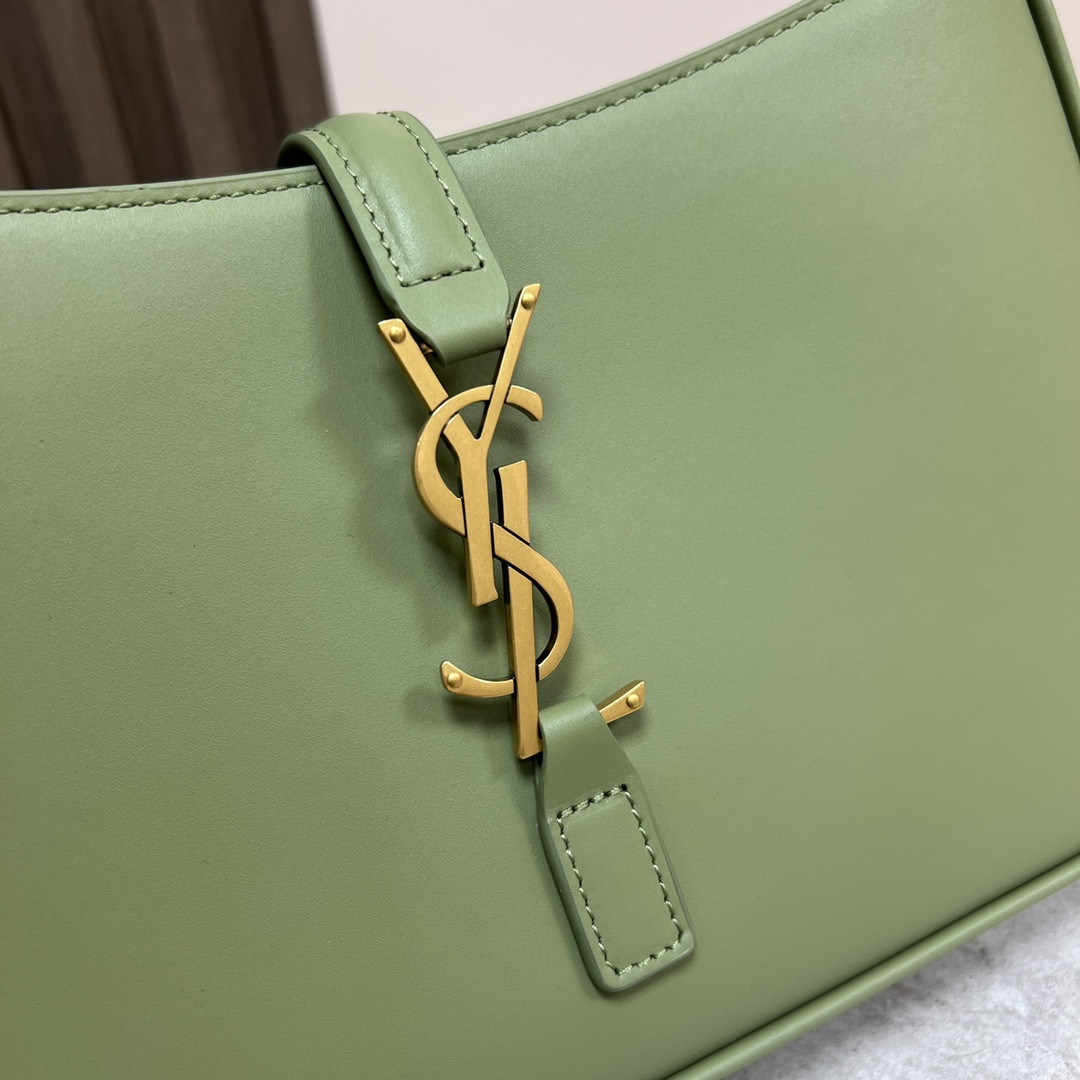 Y51 LE 5 À 7 IN SMOOTH LEATHER GREEN 9 X 6.3 X 2.5 INCHES