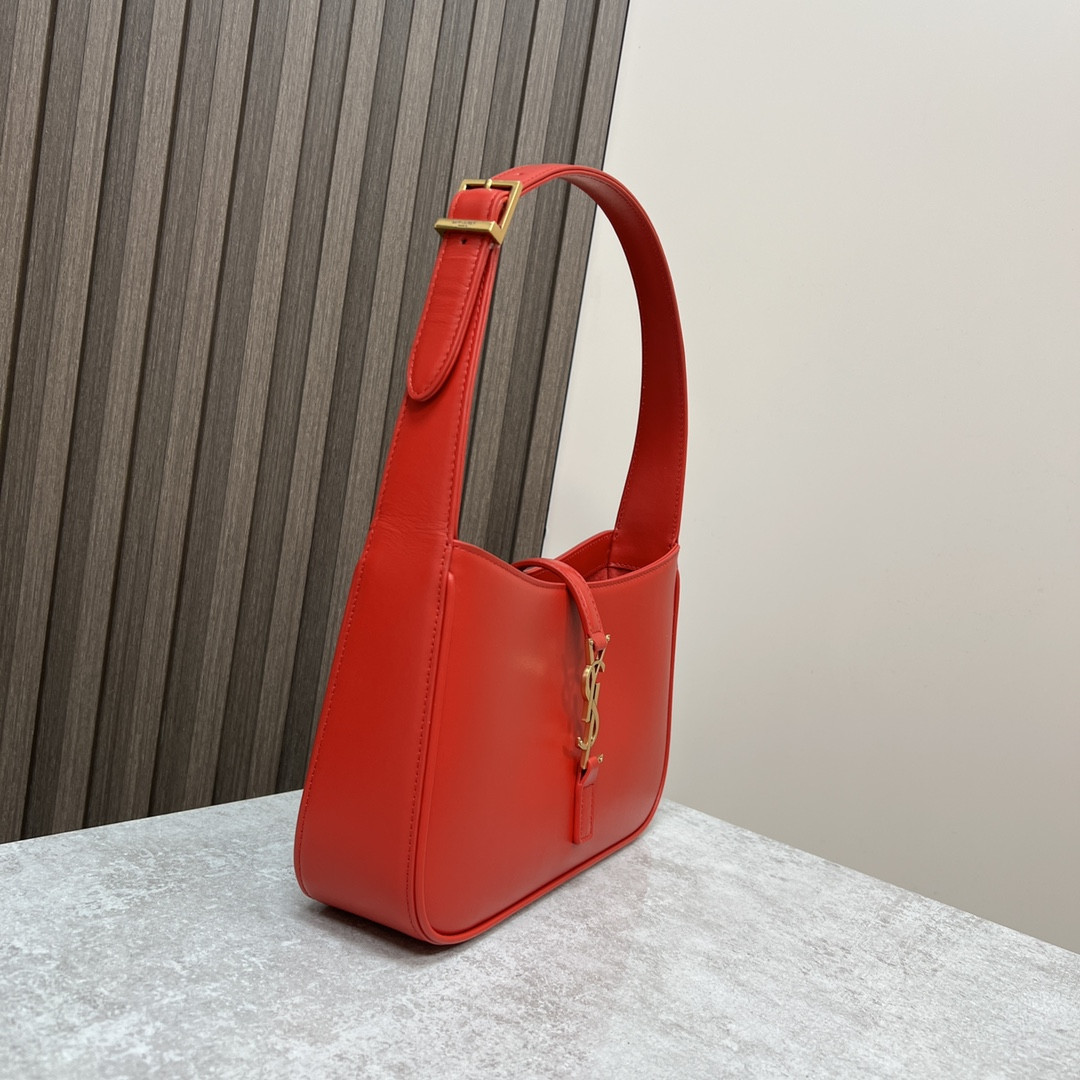 Y51 LE 5 À 7 IN SMOOTH LEATHER SHINY RED 9 X 6.3 X 2.5 INCHES