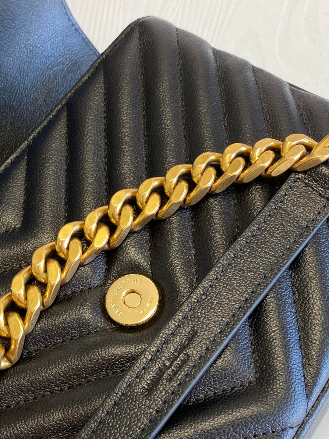 Y51 COLLEGE MEDIUM IN QUILTED LEATHER BLACK 9.4 X 6.6 X 2.5 INCHES