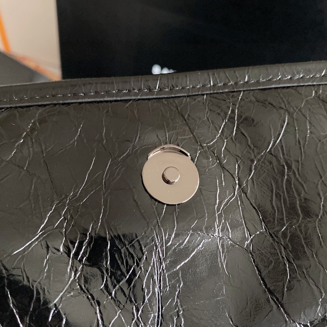 Y51 NIKI MEDIUM IN VINTAGE LEATHER ALL BLACK 11 X 7.8 X 3.3 INCHES