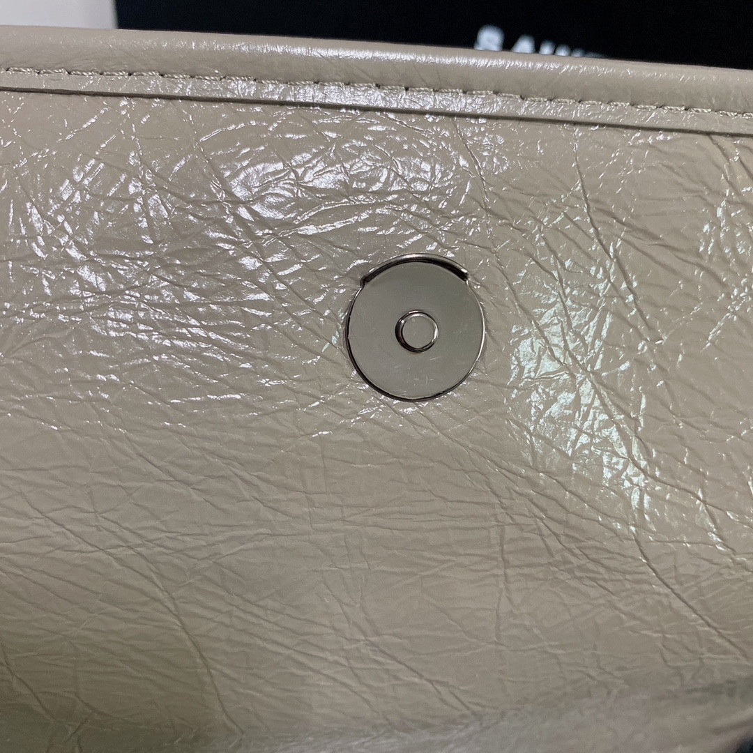 Y51 NIKI MEDIUM IN VINTAGE LEATHER LIGHT GRAY 11 X 7.8 X 3.3 INCHES