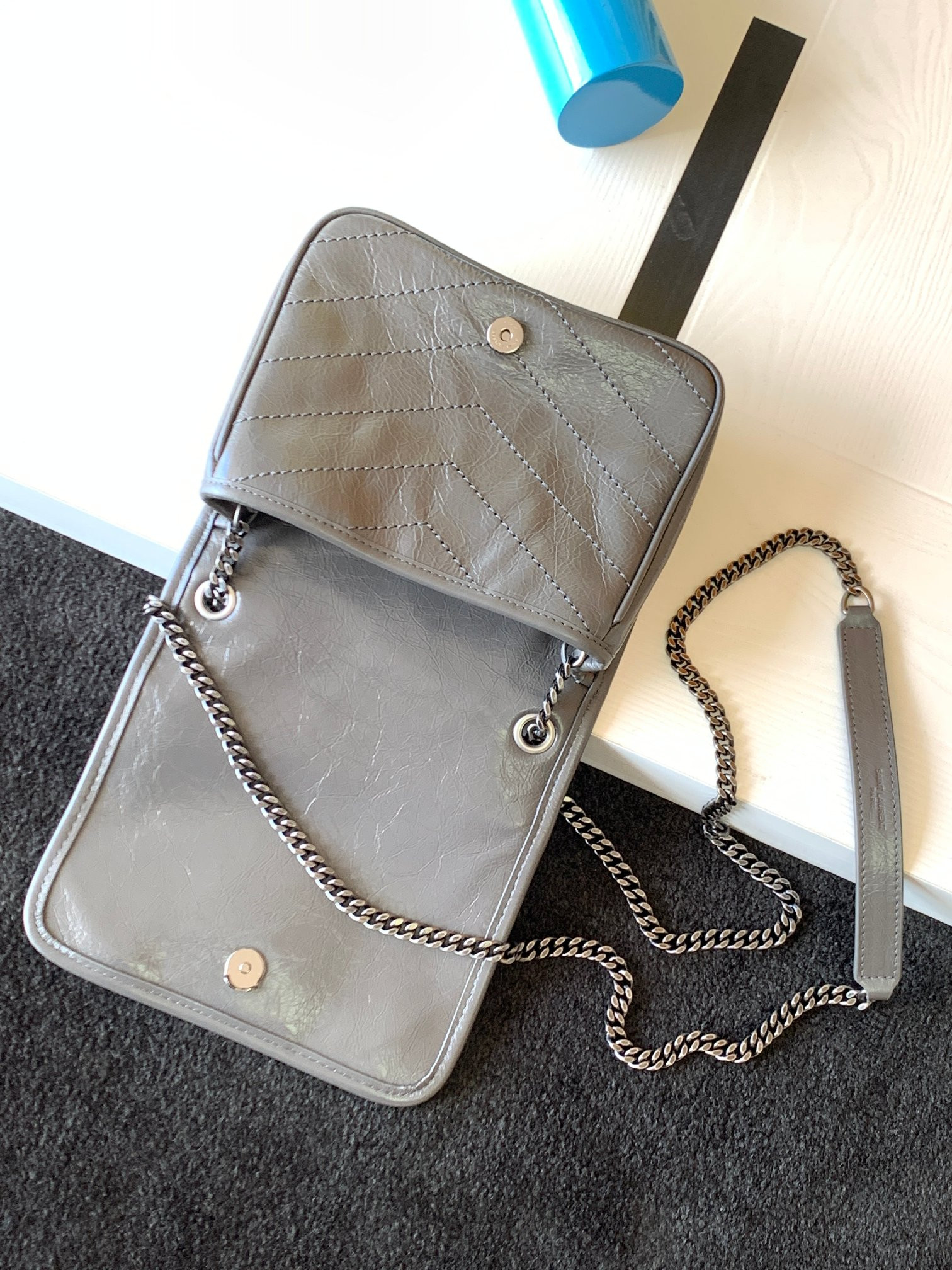 Y51 NIKI CHAIN WALLET IN SHINY LEATHER GRAY 19 x 15 x 6 CM