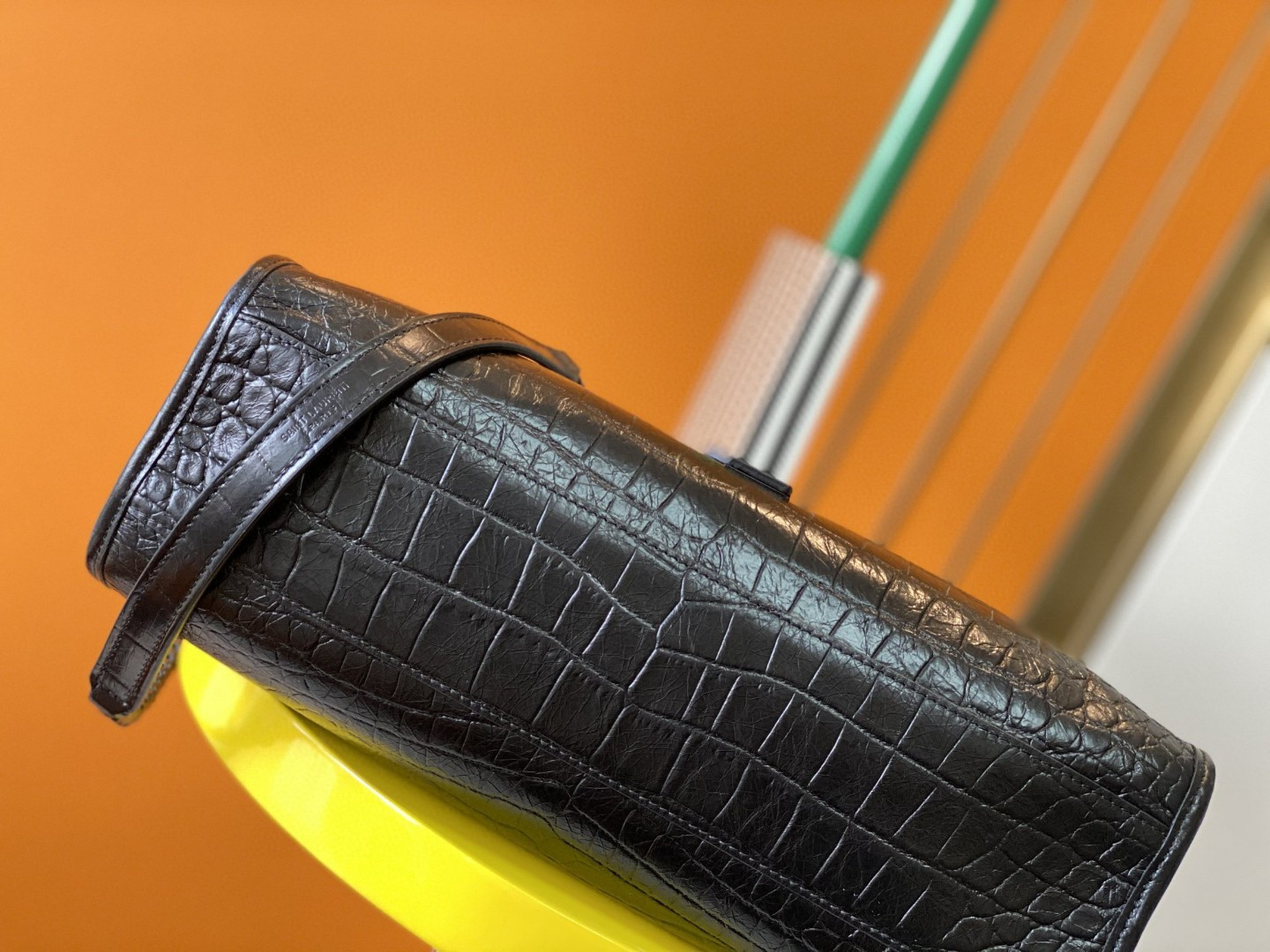 Y51 NIKI SHOPPING IN CROCODILE-EMBOSSED LEATHER 12.9 X 10.6 X 4.5 INCHES