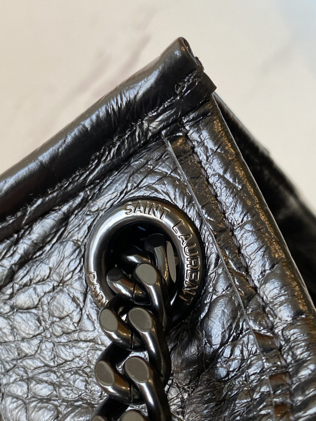 Y51 NIKI SHOPPING IN CROCODILE-EMBOSSED LEATHER 12.9 X 10.6 X 4.5 INCHES