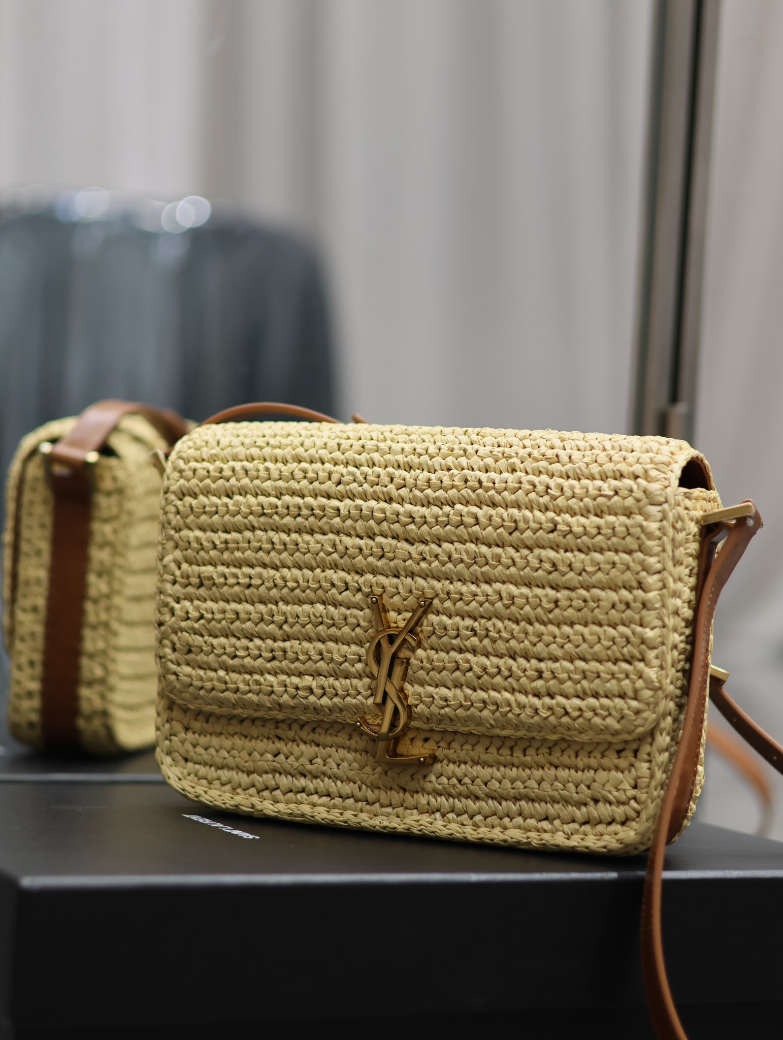 Y51 SOLFERINO MEDIUM IN RAFFIA AND VEGETABLE-TANNED LEATHER NATUREL AND BRICK 9.1 X 6.3 X 2.4 INCHES