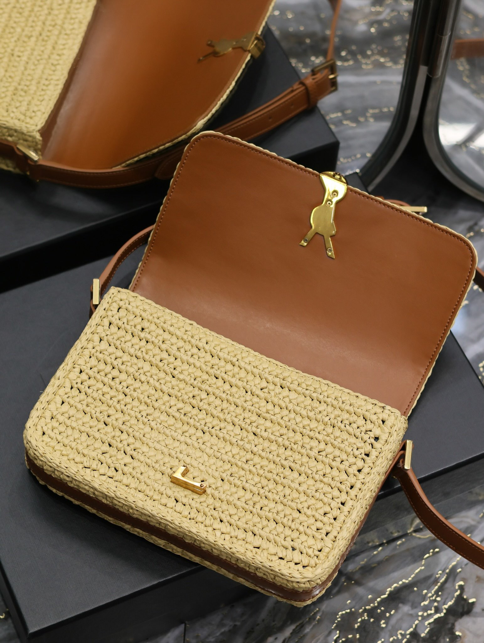 Y51 SOLFERINO MEDIUM IN RAFFIA AND VEGETABLE-TANNED LEATHER NATUREL AND BRICK 9.1 X 6.3 X 2.4 INCHES