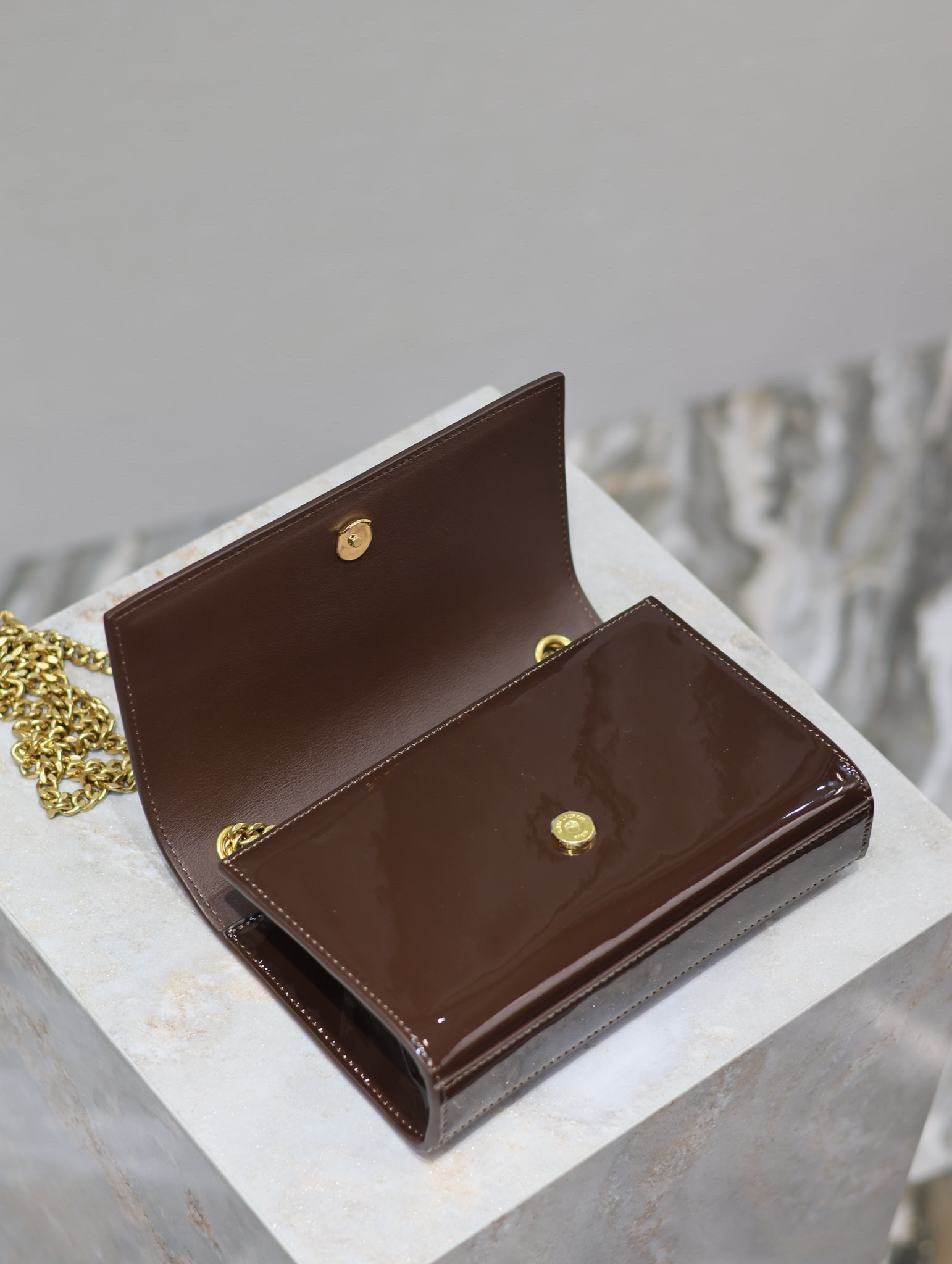 Y51 KATE SMALL IN SHINY LEATHER COFFEE 7.8 X 4.9 X 1.9 INCHES