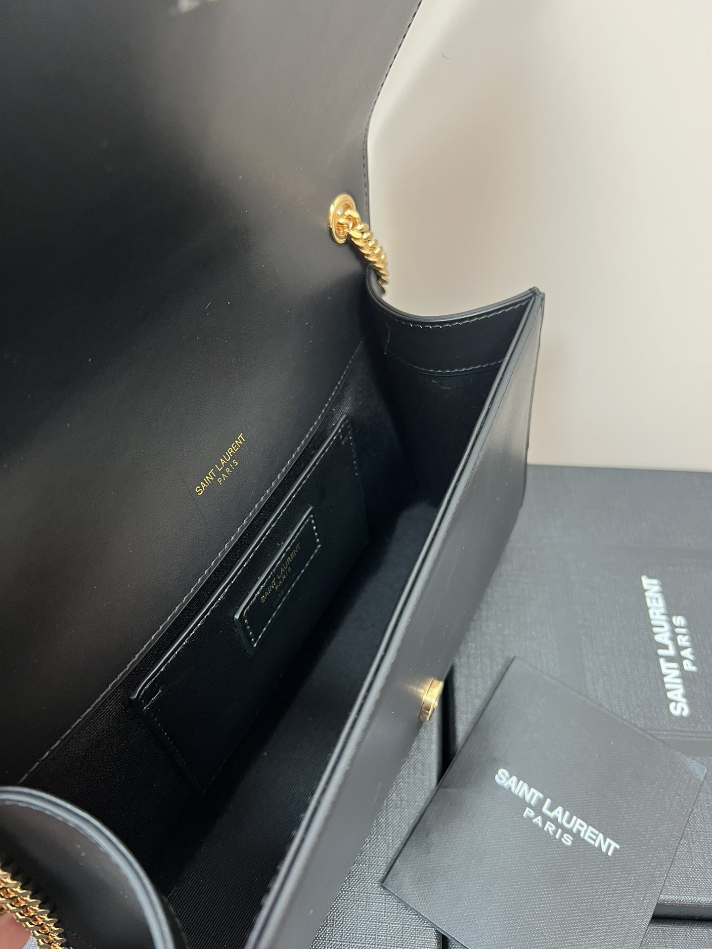 Y51 KATE MEDIUM IN SMOOTH LEATHER BLACK 9.4 X 5.7 X 2.1 INCHES