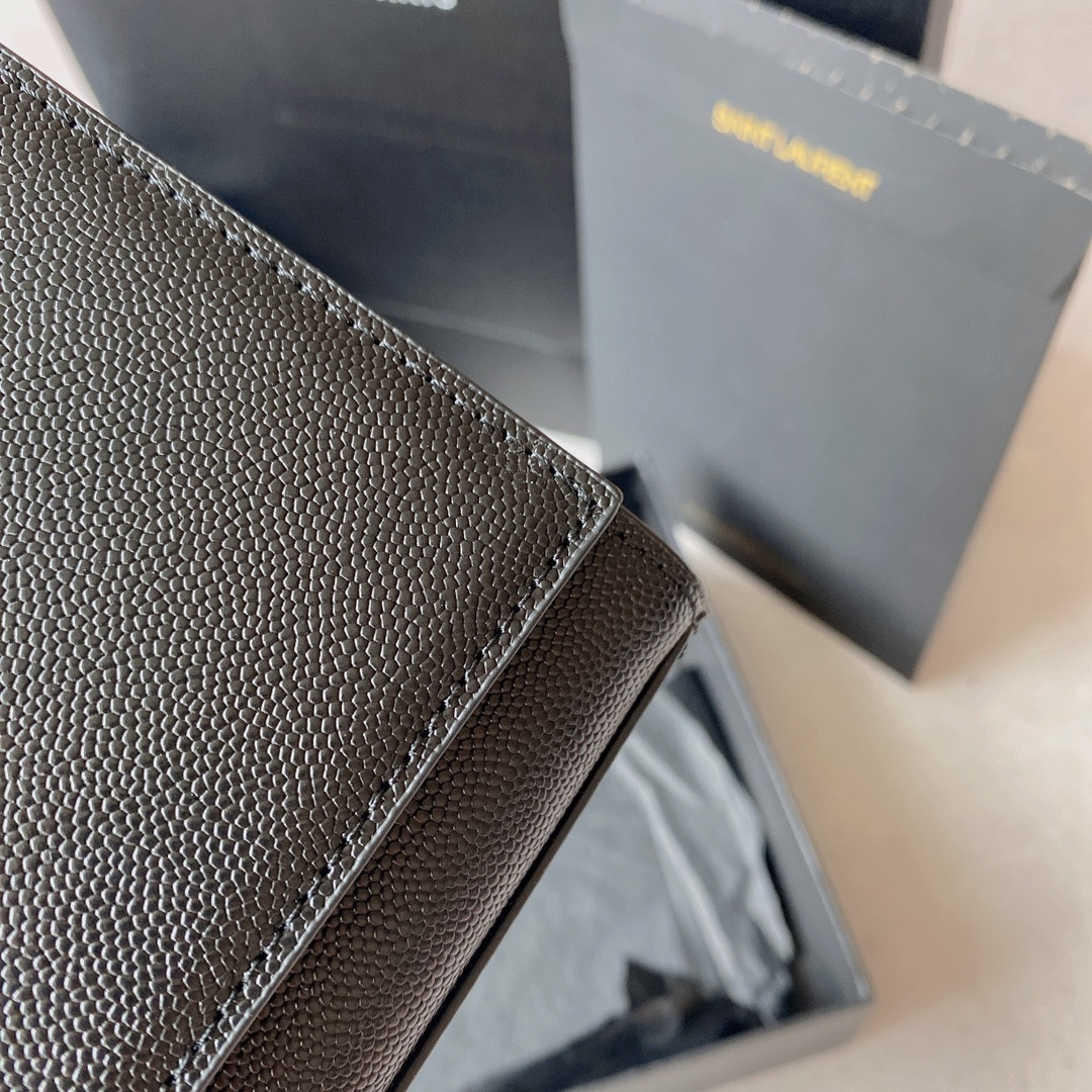 Y51 KATE MEDIUM IN GRAIN DE POUDRE EMBOSSED LEATHER BLACK 9.4 X 5.7 X 2.1 INCHES