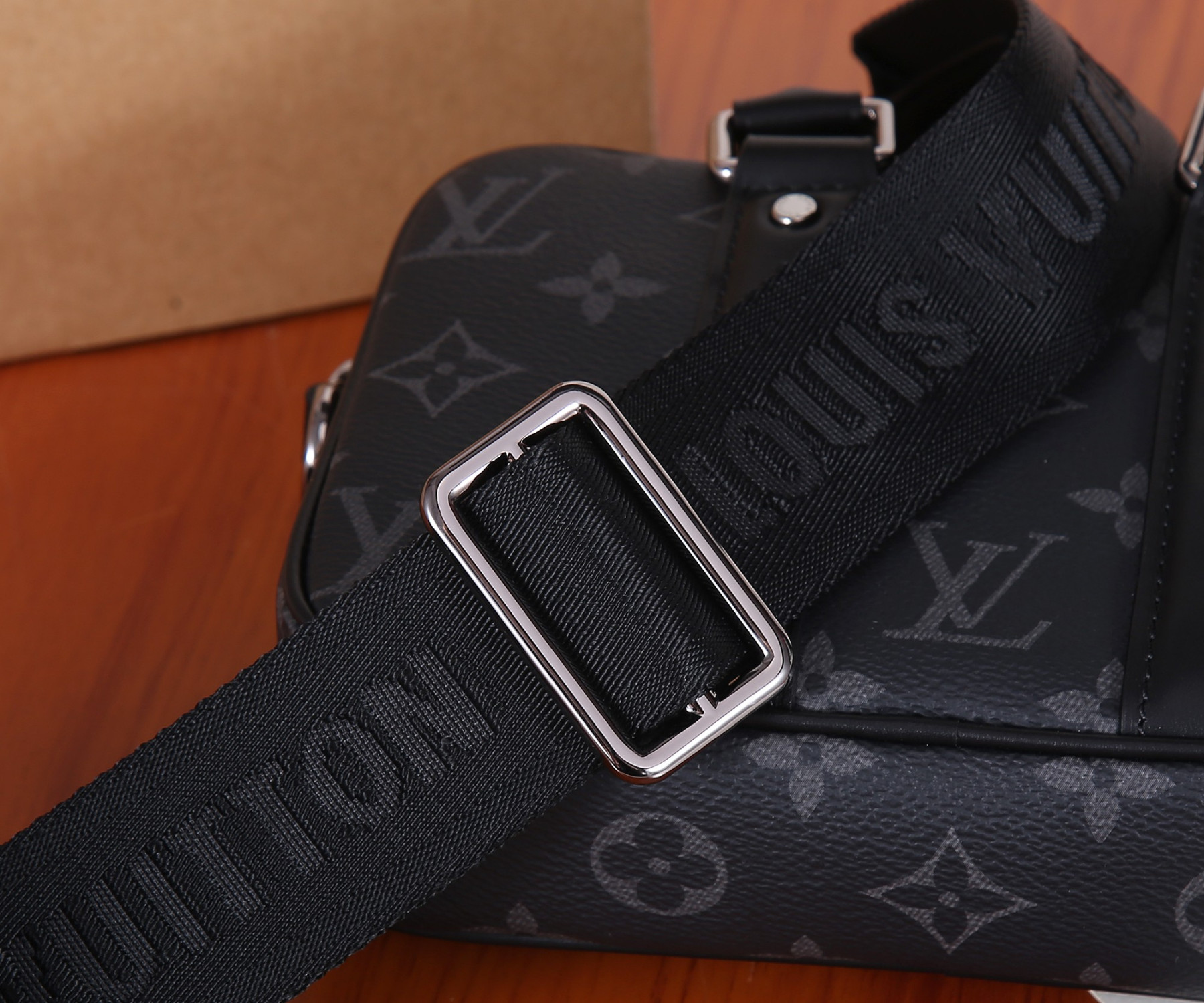 LV M82770 Nano Porte Documents Voyage 20 x 13 x 5.5 cm