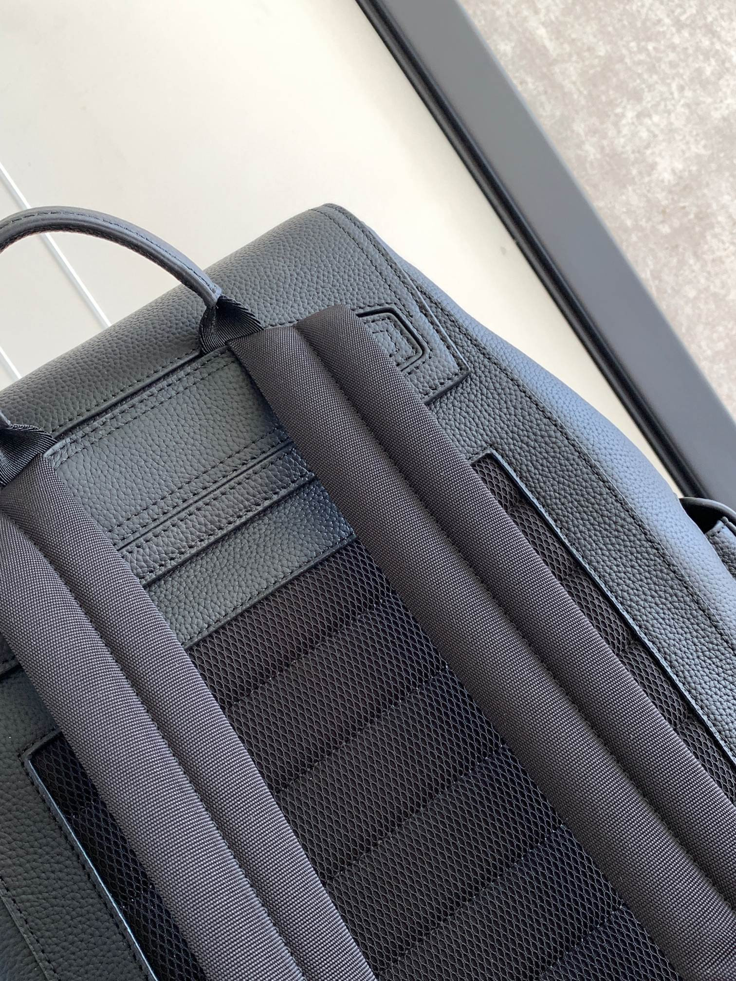 D10r Saddle Backpack 10.5 x 16 x 5.5 inches