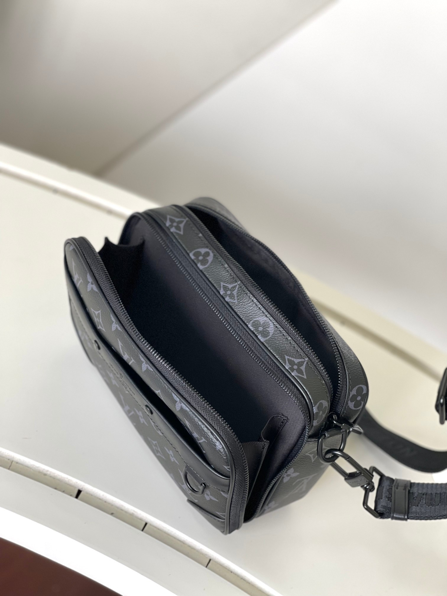 LV M46955 Alpha Messenger 9.4 x 6.3 x 3.1 inches