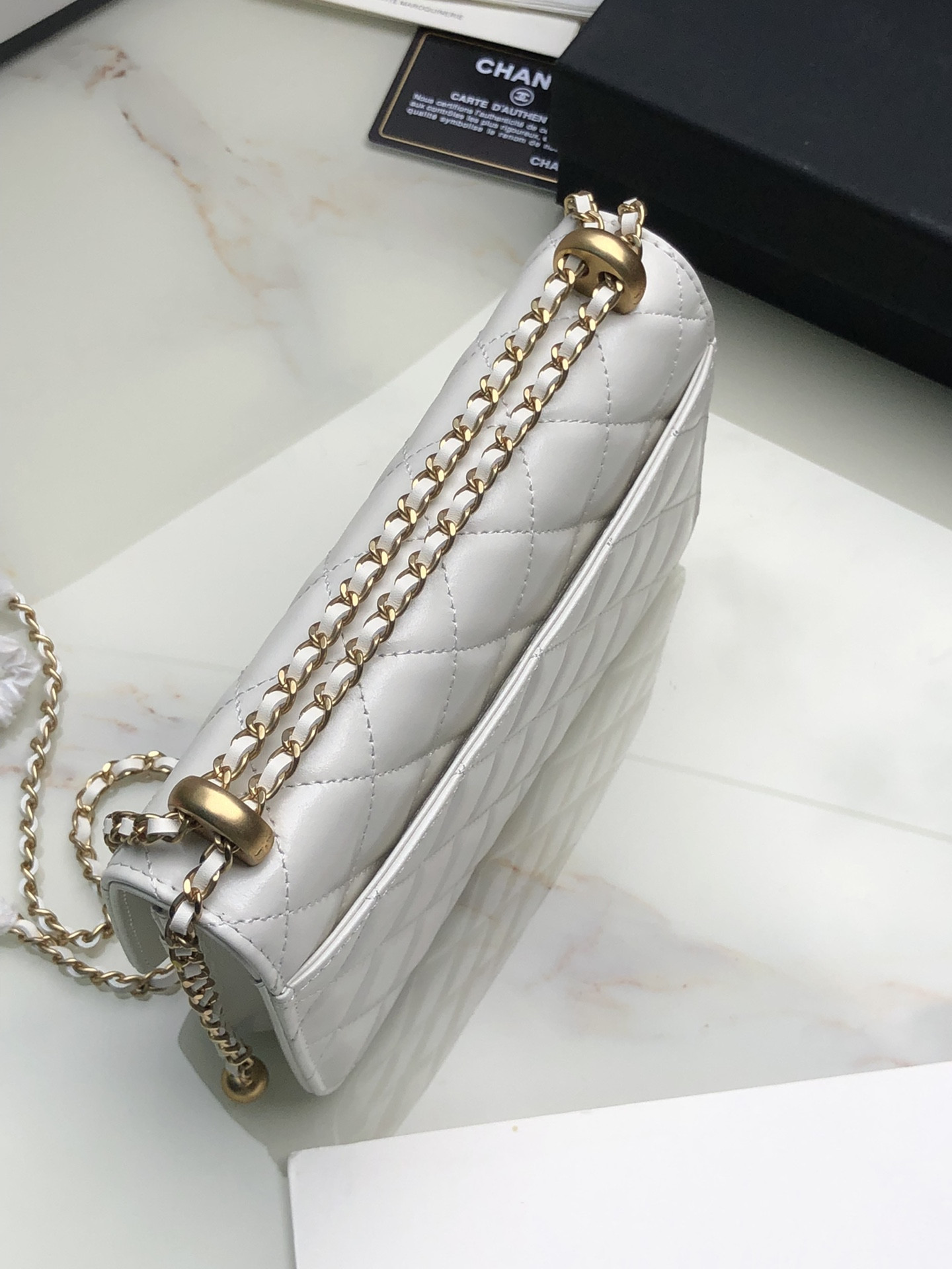 Ch**el CLASSIC WALLET ON CHAIN WHITE 4.8 × 7.5 × 1.4 in