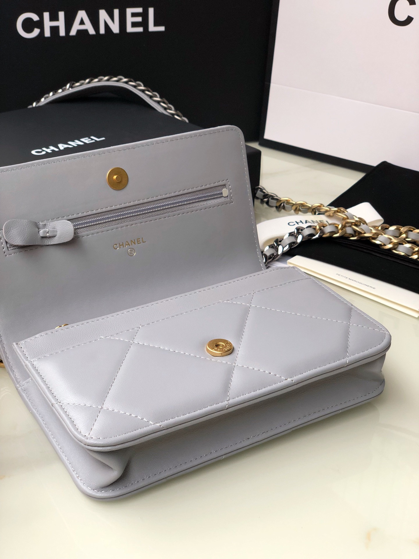 Ch**el CLASSIC WALLET ON CHAIN 4.8 × 7.5 × 1.4 in