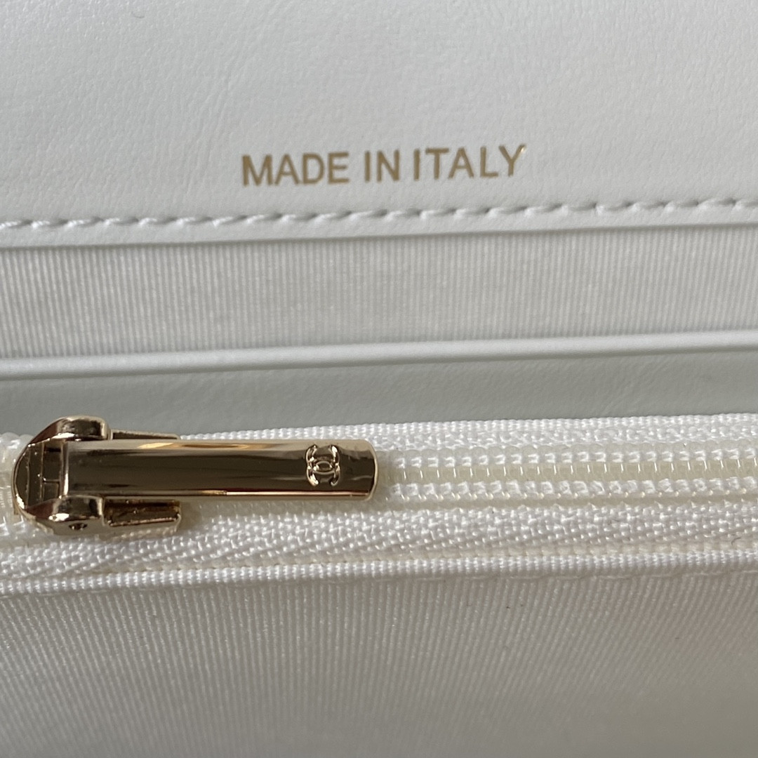 Ch**el CLASSIC WALLET ON CHAIN WHITE 4.8 × 7.5 × 1.4 in