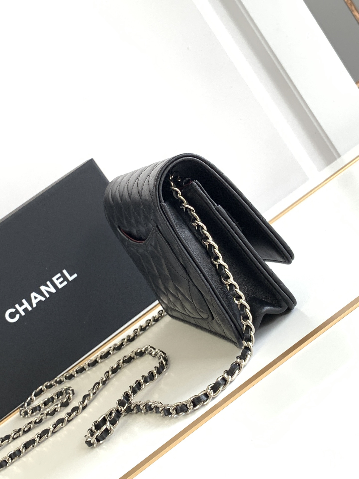 Ch**el CLASSIC WALLET ON CHAIN 4.8 × 7.5 × 1.4 in