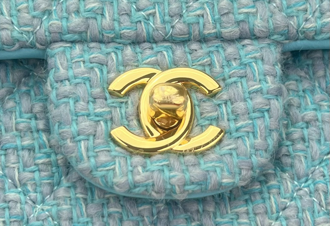 Ch**el MINI CLASSIC 11.12 HANDBAG Tweed & Gold-Tone Metal 4.7 × 7.8 × 2.3 in