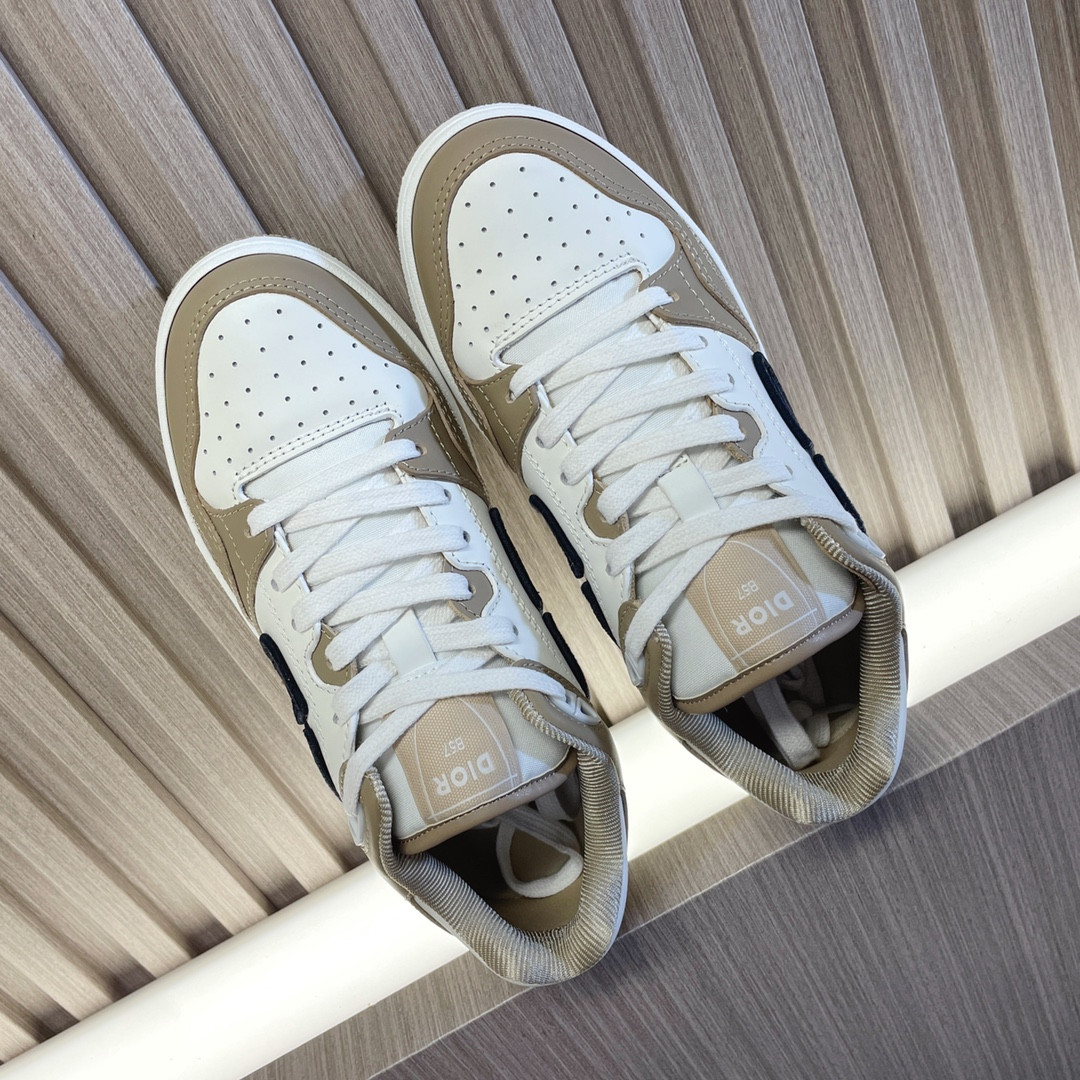 UA D10r B57 Low-Top Sneaker Beige and White