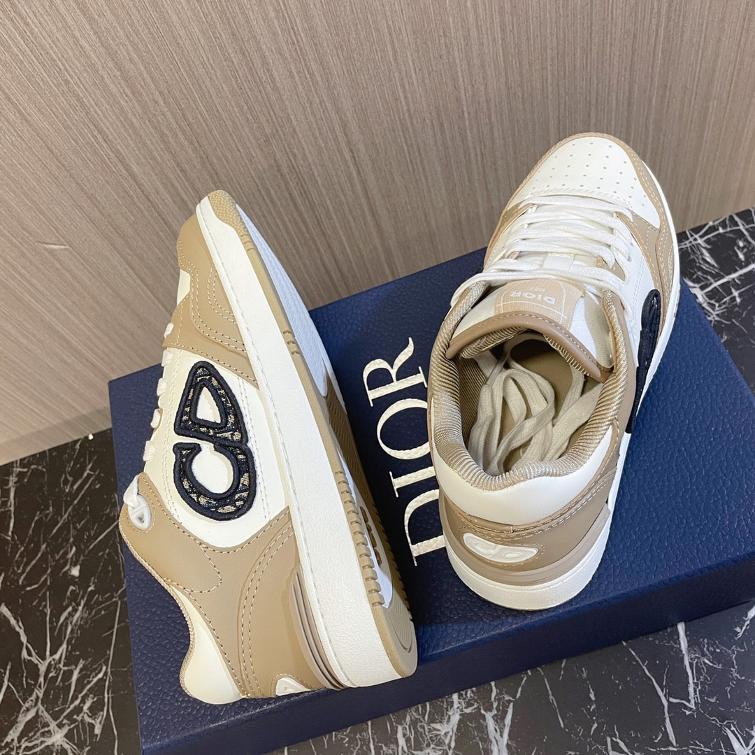 UA D10r B57 Low-Top Sneaker Beige and White