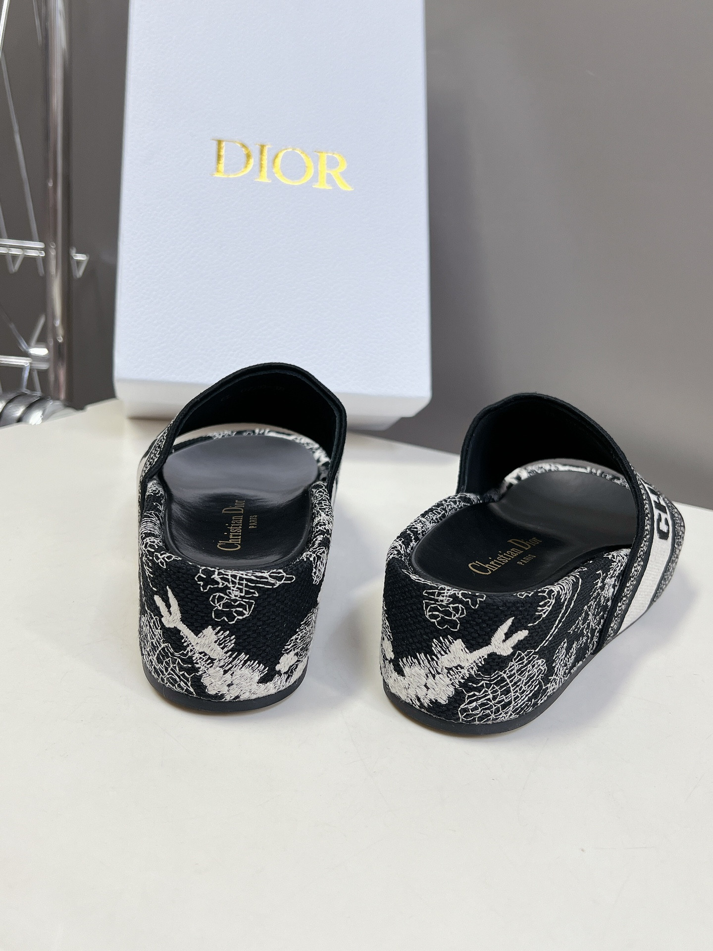 UA D10r Platform Sandals