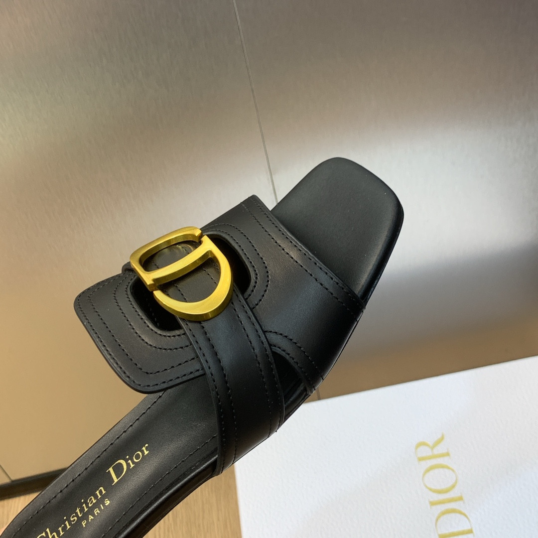 UA D10r 30 Montaigne Slide