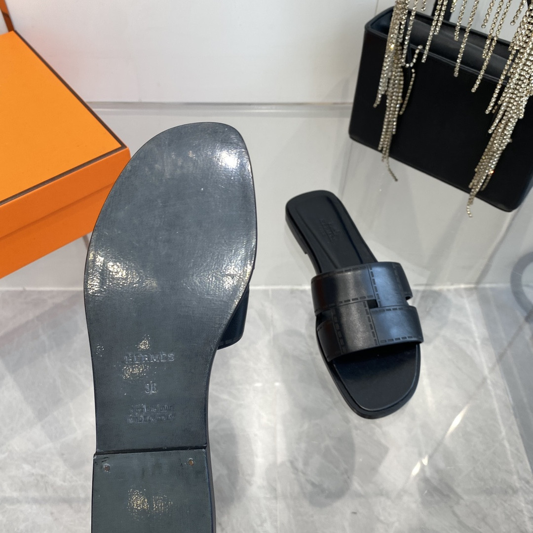 UA H**me5 Idioma sandal