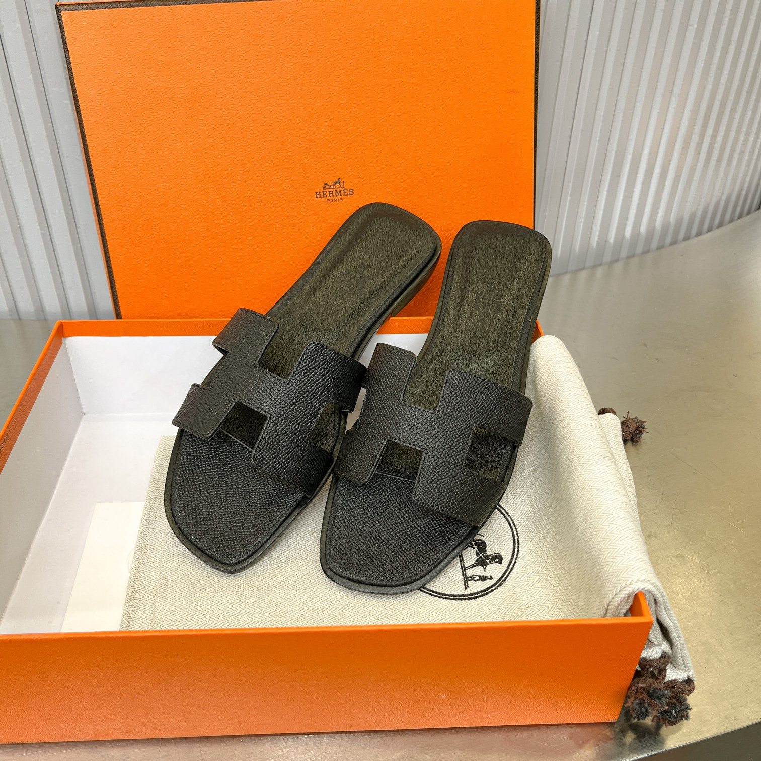 UA H**me5 Oran sandal