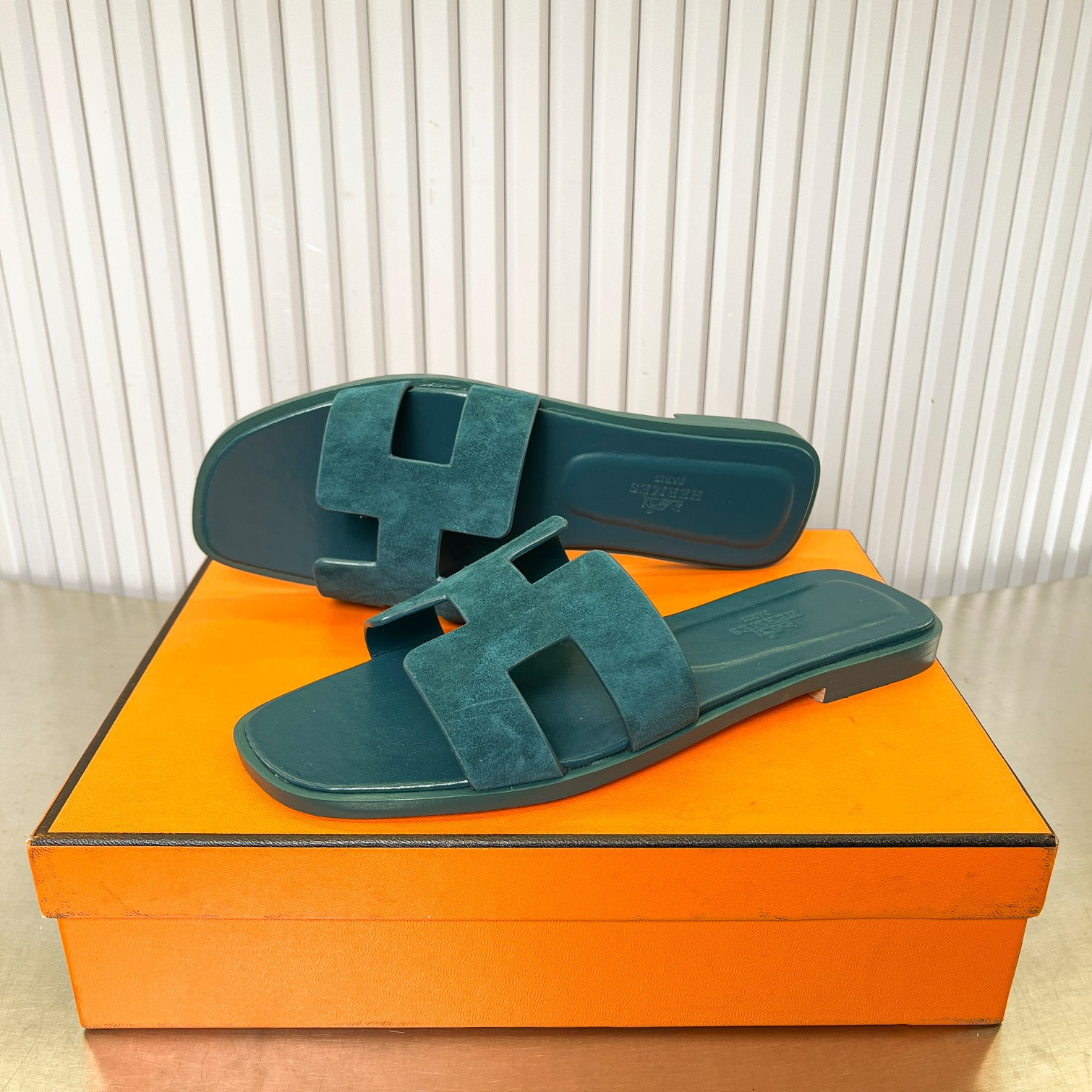 UA H**me5 Oran sandal