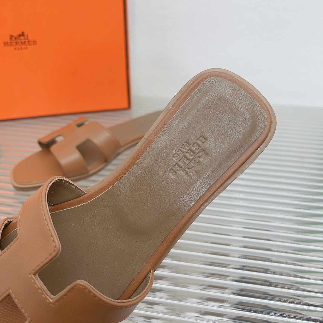 UA H**me5 Oran sandal