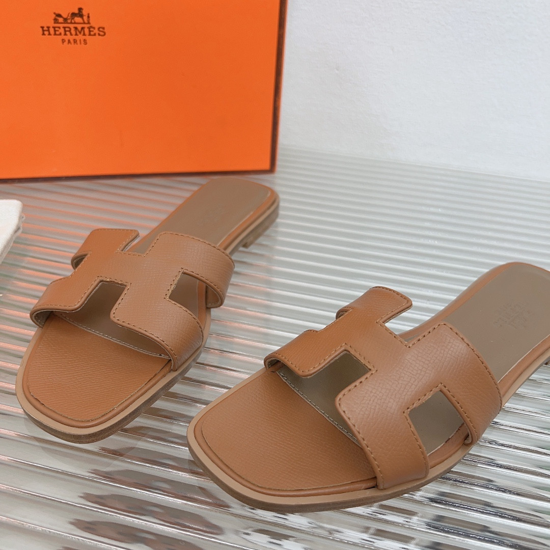 UA H**me5 Oran sandal