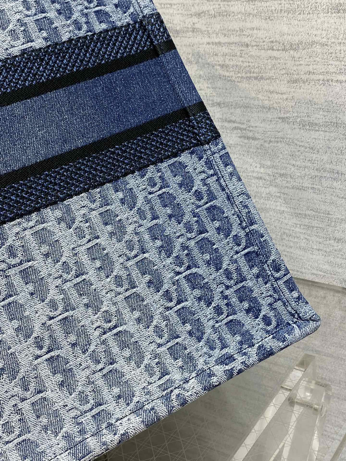 Large D10r Book Tote Blue Denim D10r Oblique Jacquard  42 x 35 x 18.5 cm