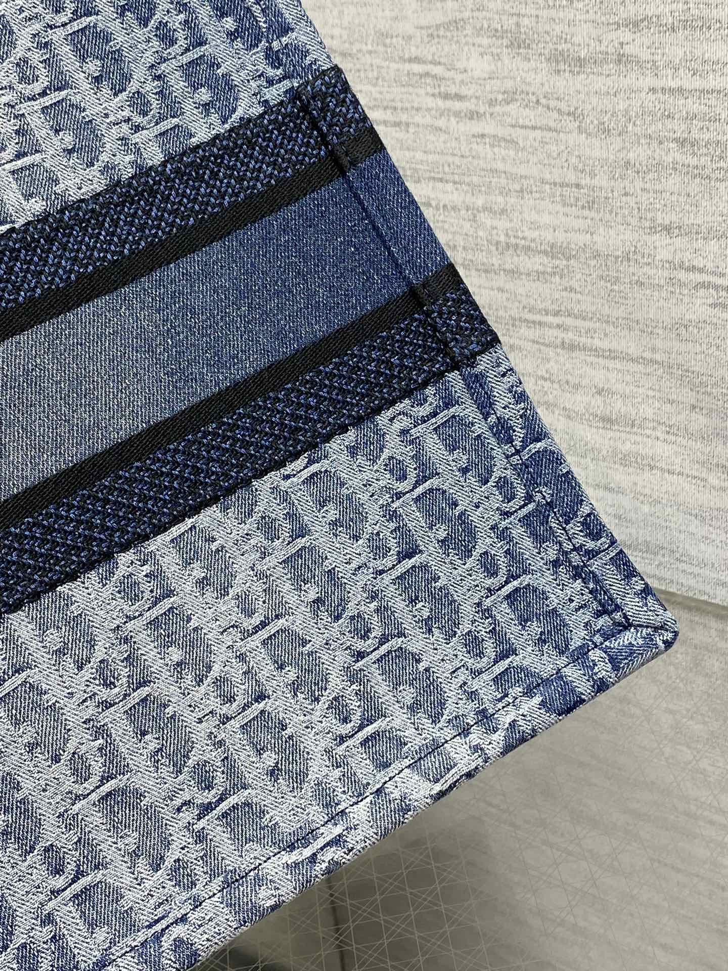 Medium D10r Book Tote Blue Denim D10r Oblique Jacquard 36 x 27.5 x 16.5 cm