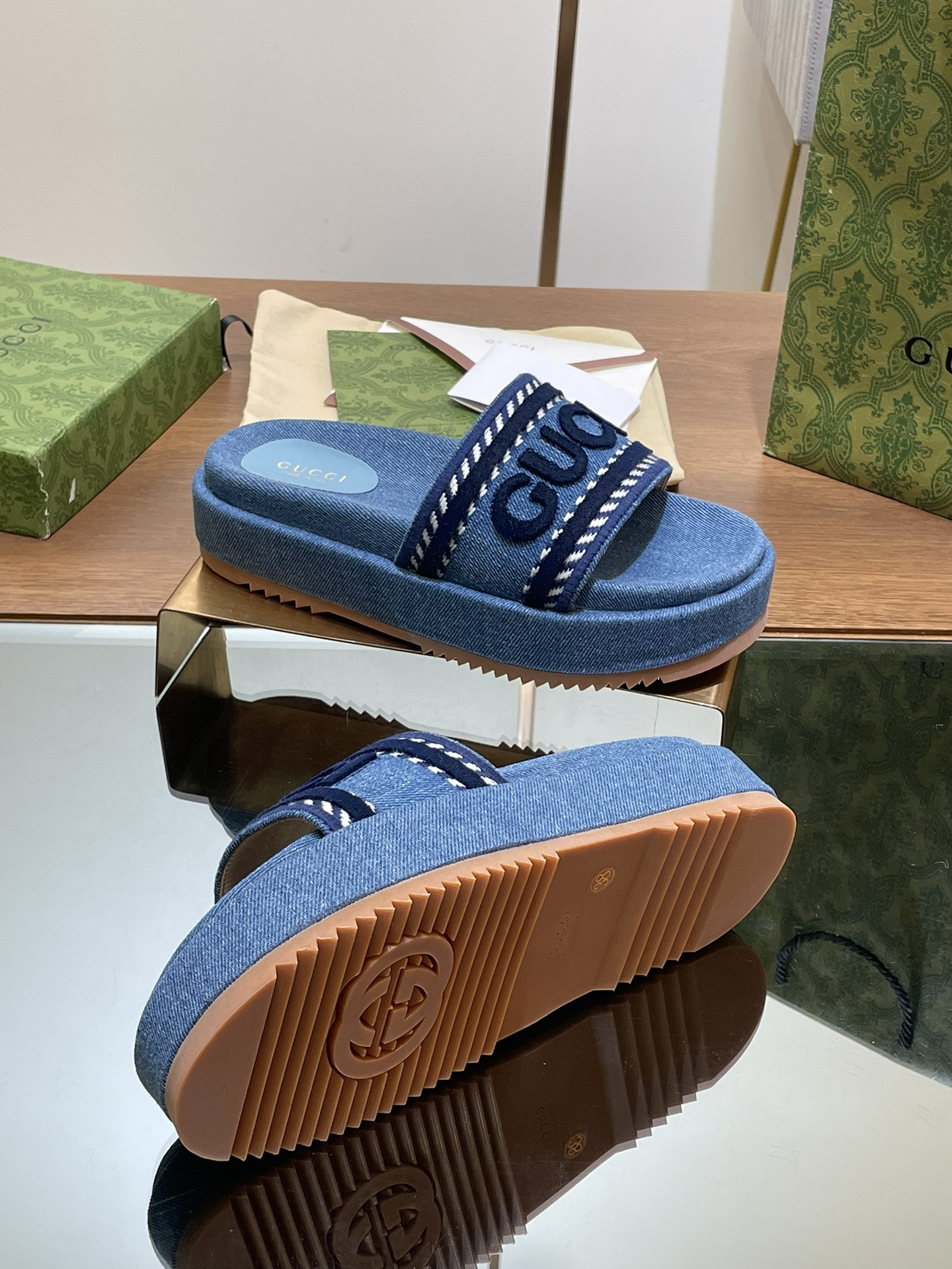 UA Gvc*1 SLIDE SANDAL WITH Gvc*1 SCRIPT