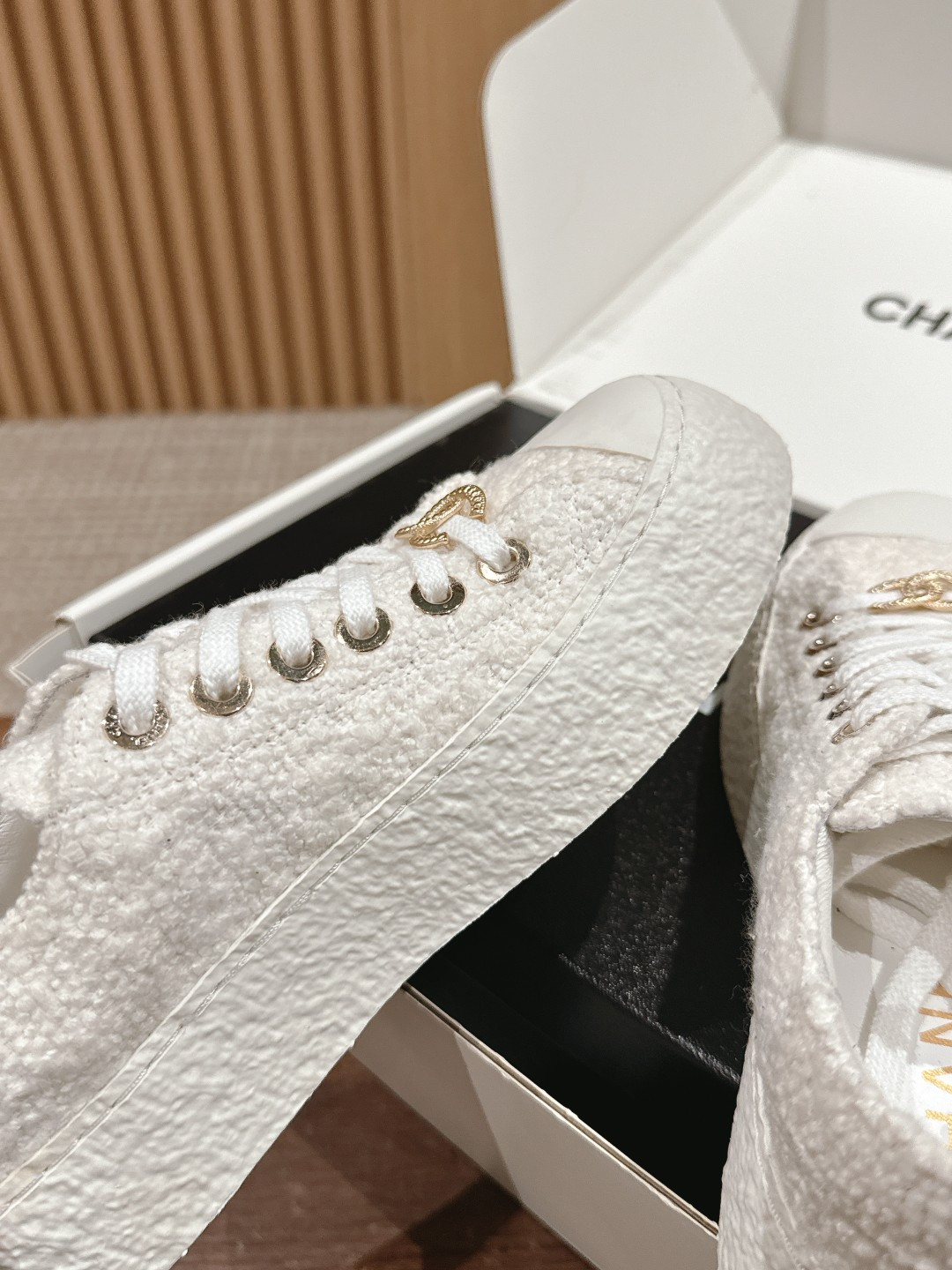 UA Ch**el SNEAKER