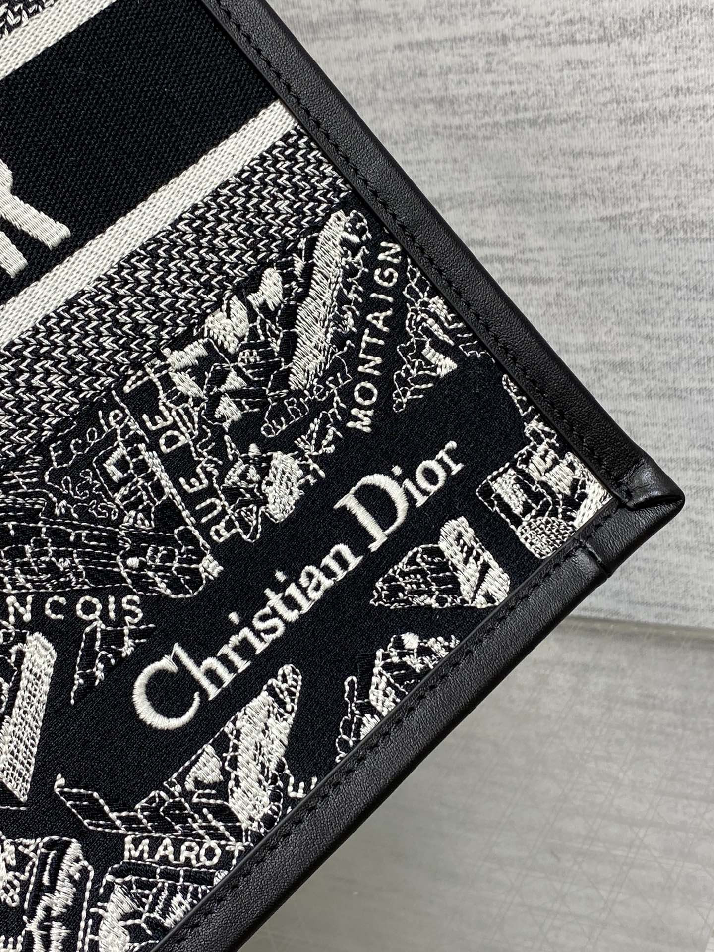D10r Medium D10r Book Tote Black and White Plan de Paris Embroidery 36 x 27.5 x 16.5 cm