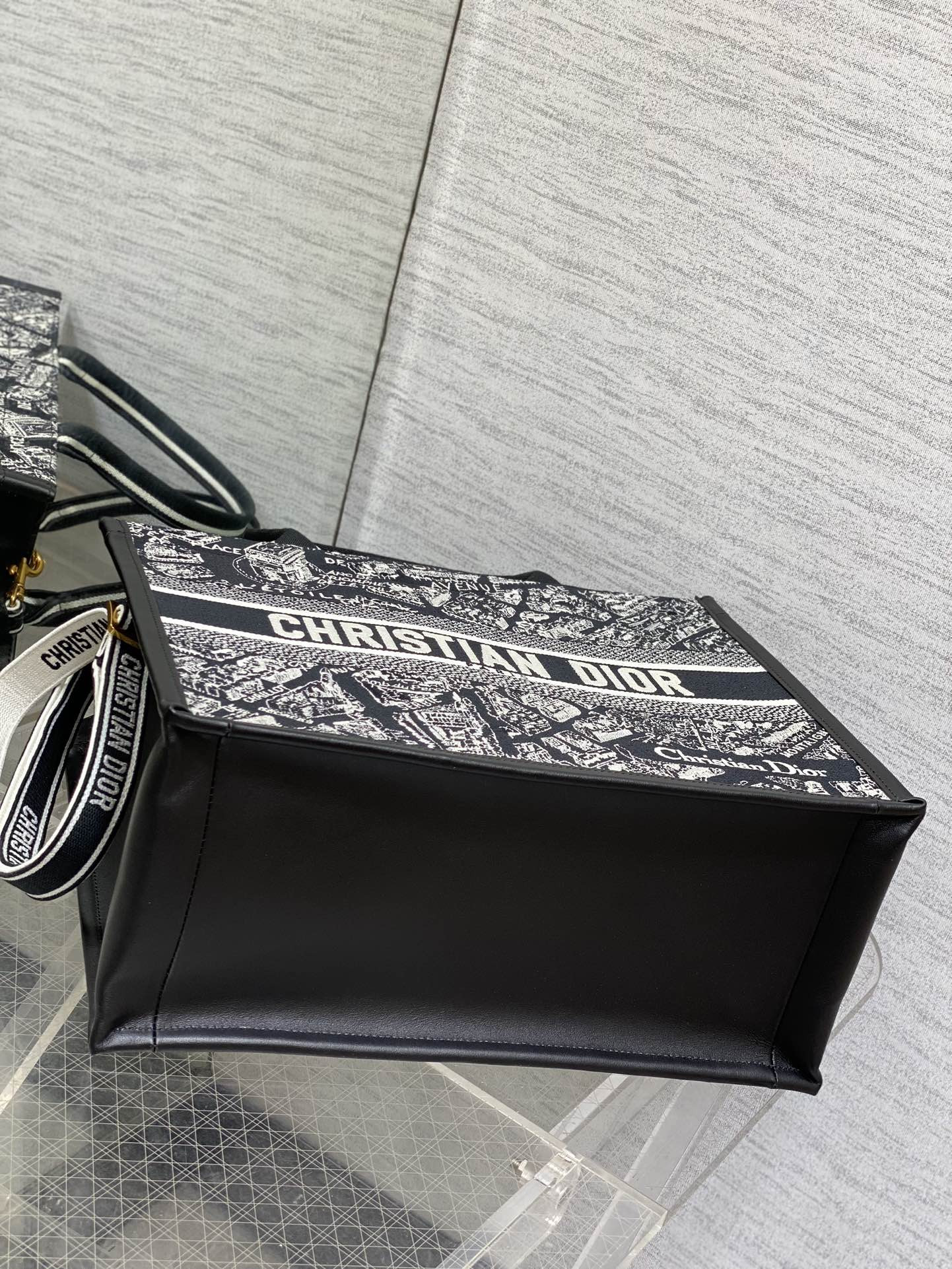 D10r Medium D10r Book Tote Black and White Plan de Paris Embroidery 36 x 27.5 x 16.5 cm