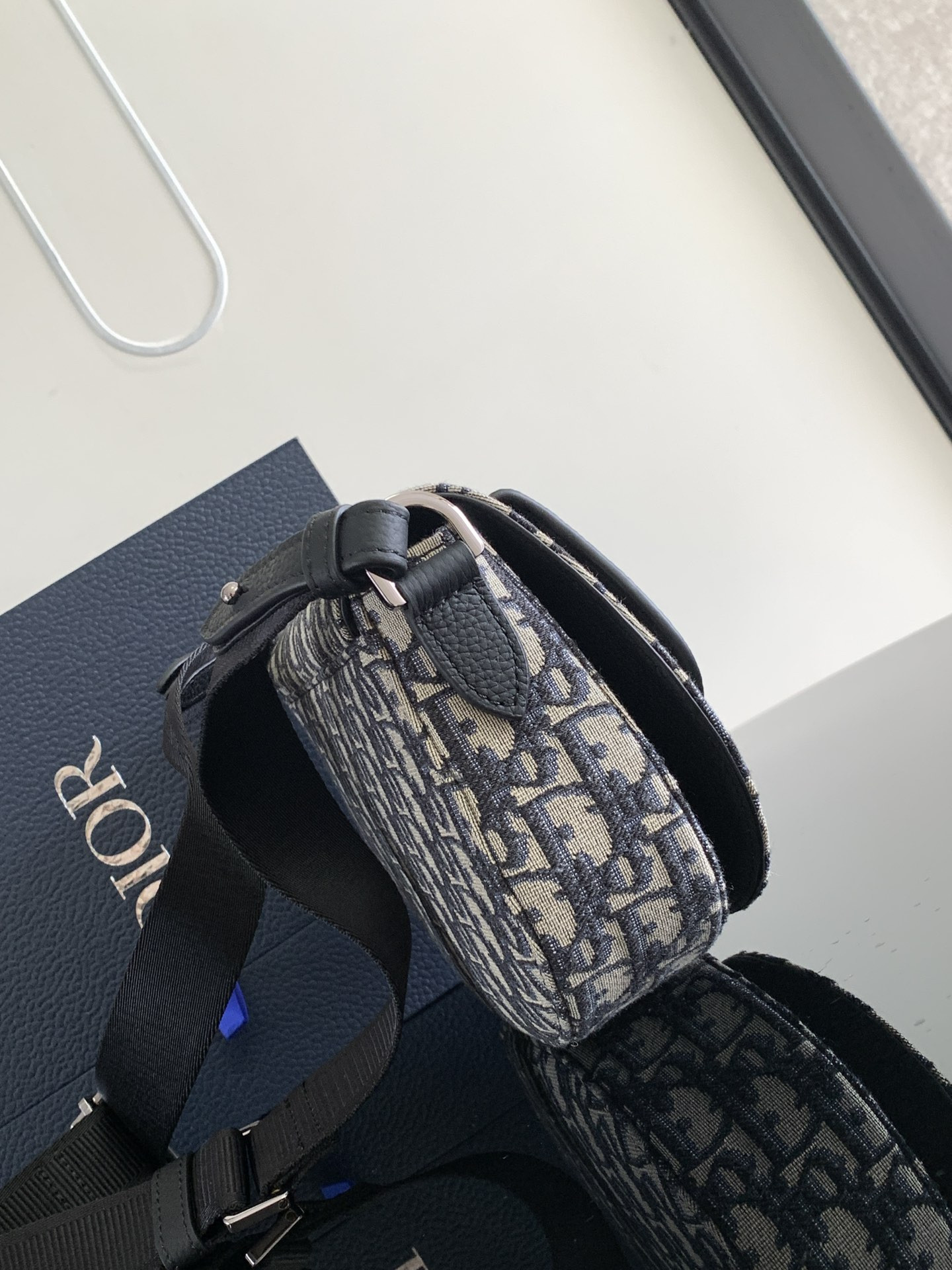 D10r Saddle Messenger Bag 24 x 16.5 x 5.5 cm