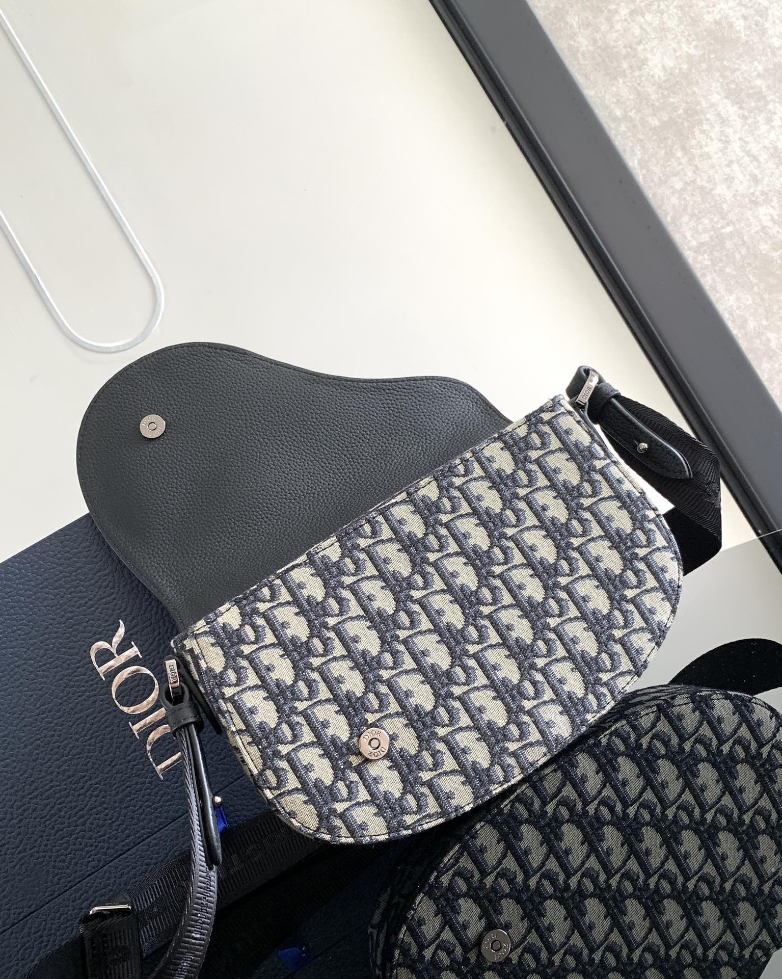 D10r Saddle Messenger Bag 24 x 16.5 x 5.5 cm