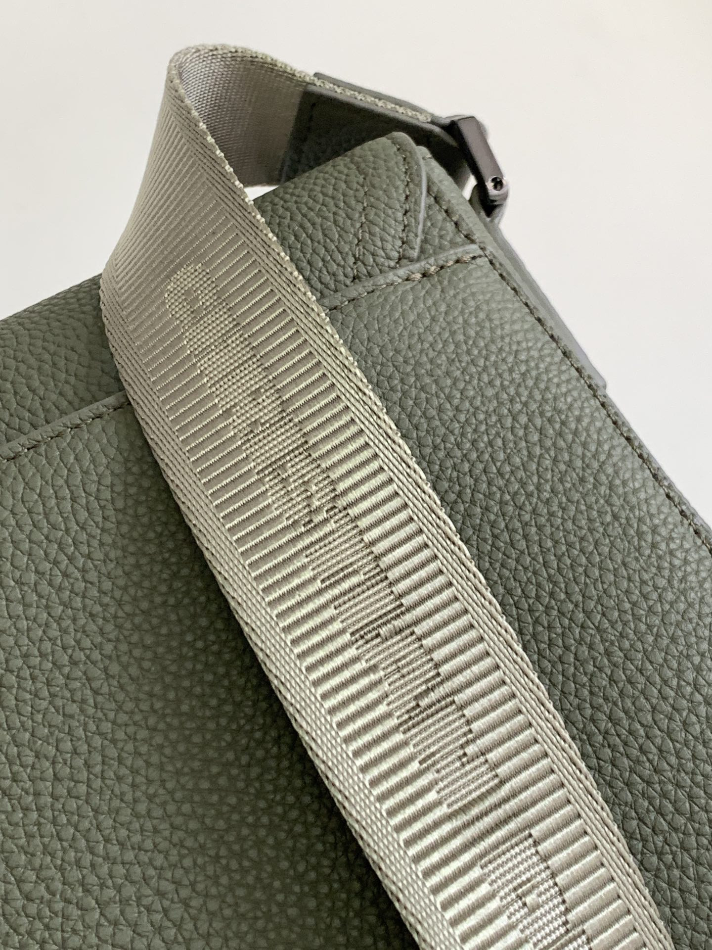 D10r Saddle Messenger Bag 24 x 16.5 x 5.5 cm