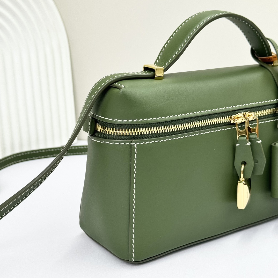 L0r0 P1ana Extra Pocket L19 Smooth Calfskin 11 x 19 x 6.5 cm