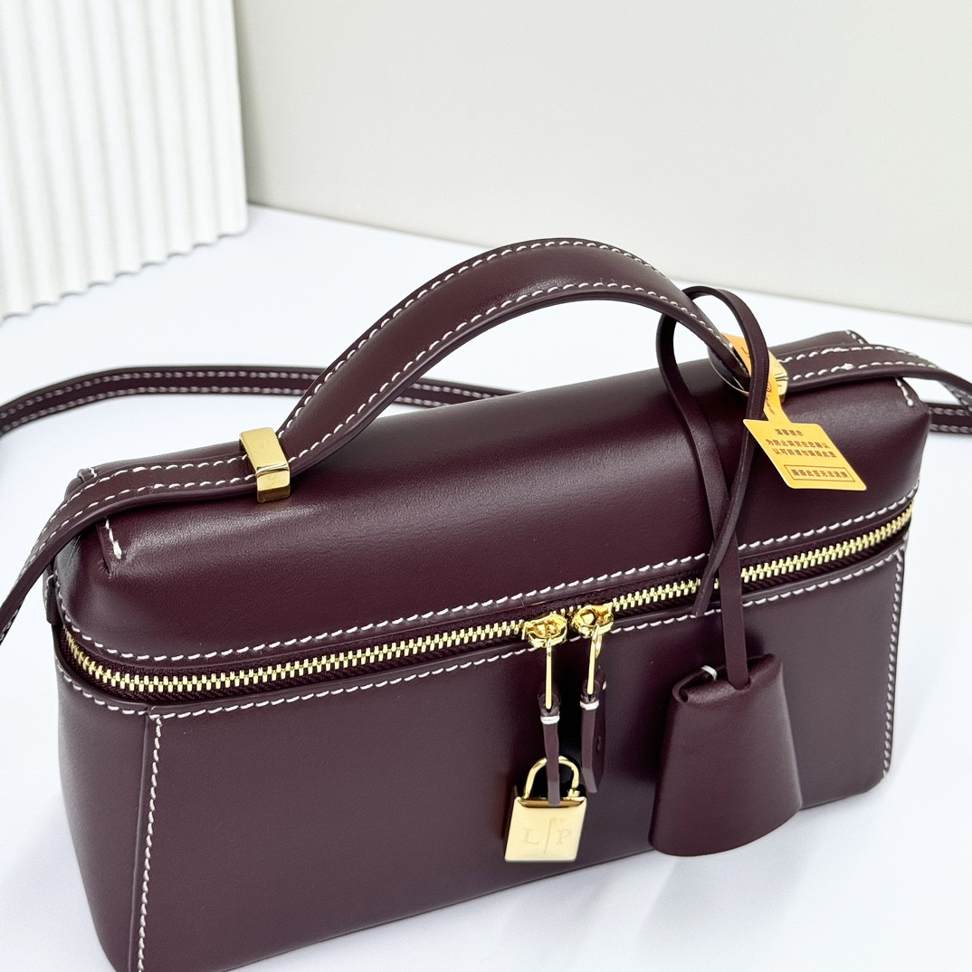 L0r0 P1ana Extra Pocket L19 Smooth Calfskin 11 x 19 x 6.5 cm